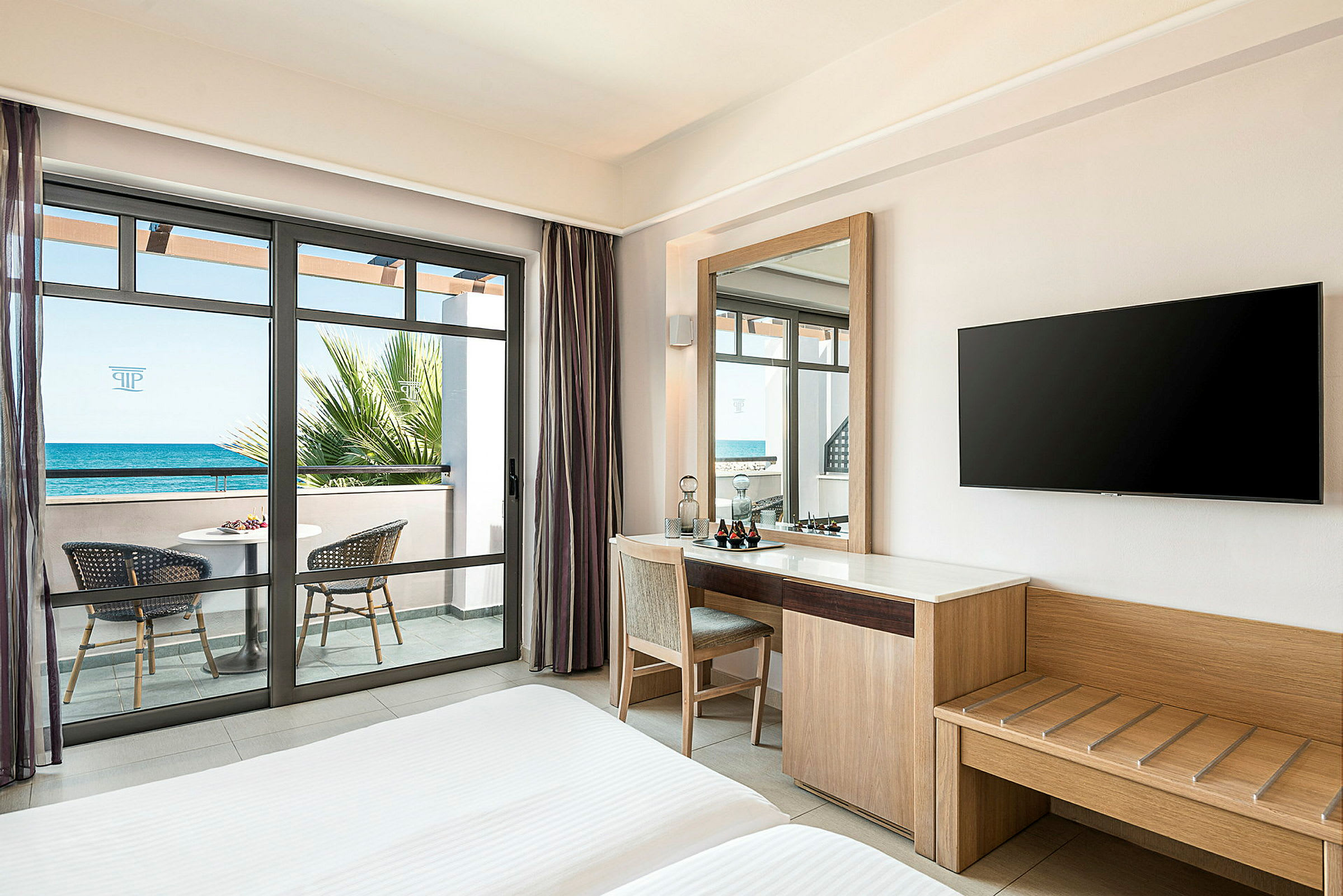 Hotellihuone, parveke ja merinäköala. (Tekoälyn luoma teksti)