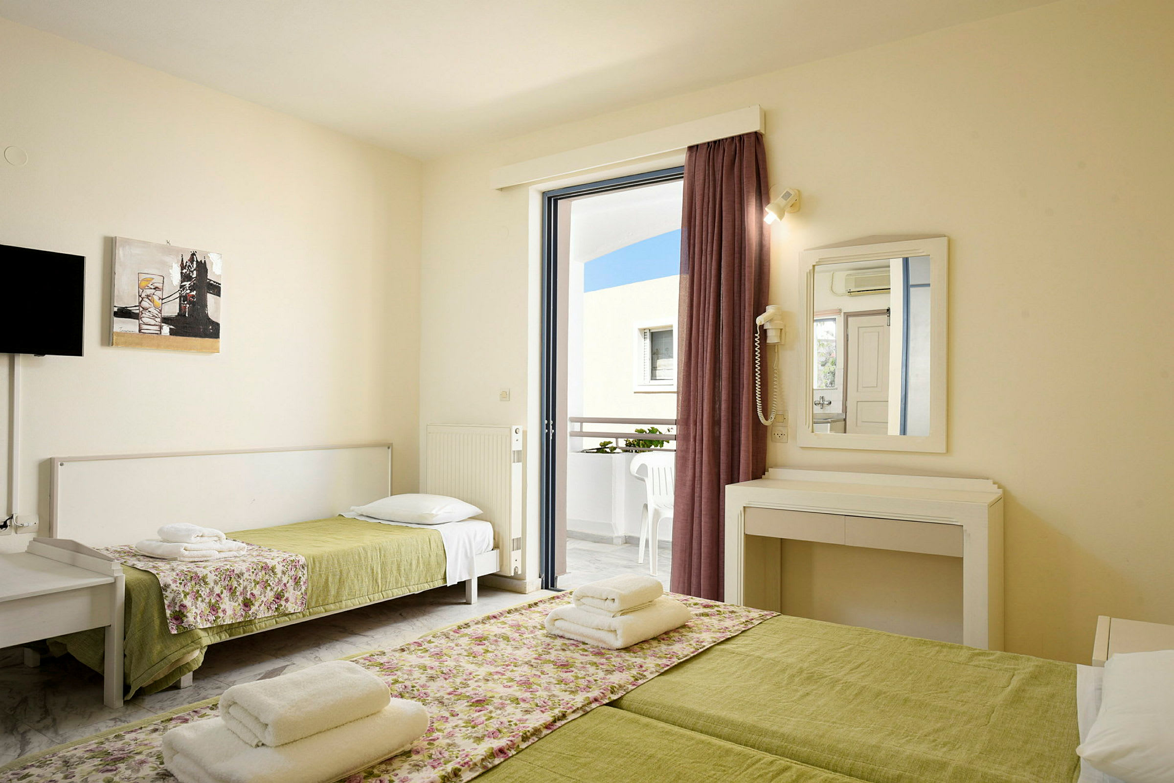 Hotellihuone, jossa kaksi vuodetta ja parveke. (Tekoälyn luoma teksti)