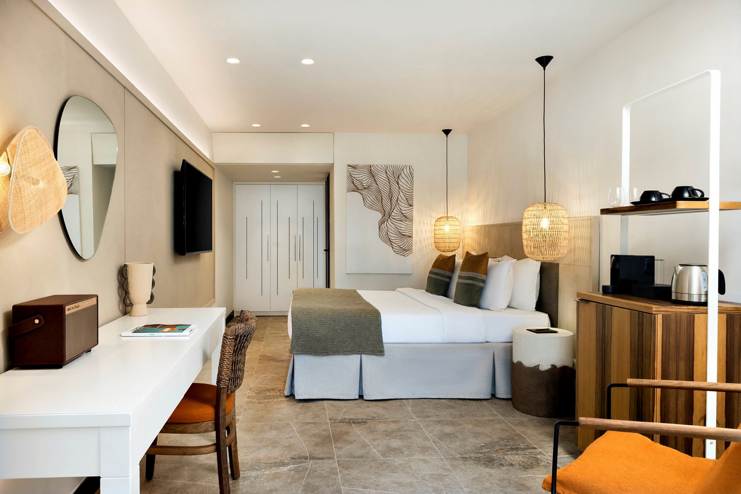 Moderni hotellihuone, jossa on parivuode, kirjoituspöytä ja istumapaikkoja. (Tekoälyn luoma teksti)