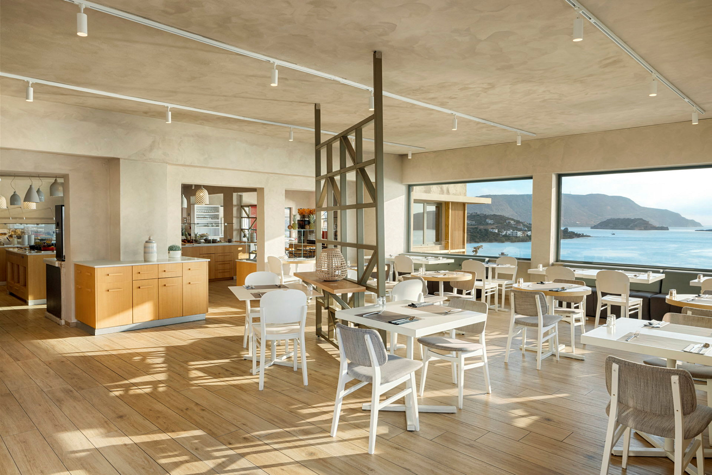 Moderni ravintola-alue, jossa suuret panoraamaikkunat ja merinäkymä. (Tekoälyn luoma teksti)
