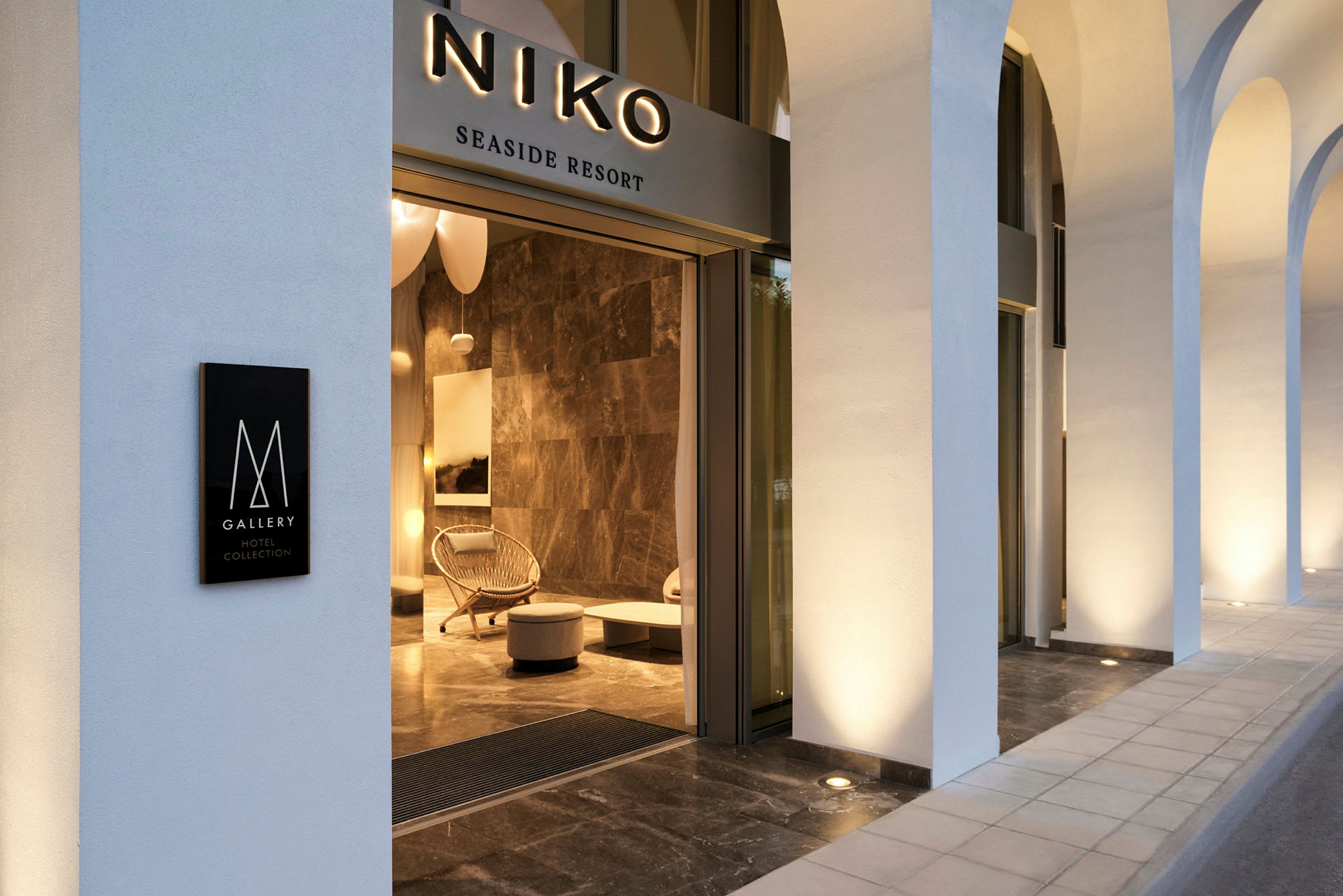 Niko Seaside Resortin sisäänkäynti, näkyvillä kylteillä ja modernilla sisustuksella. (Tekoälyn luoma teksti)