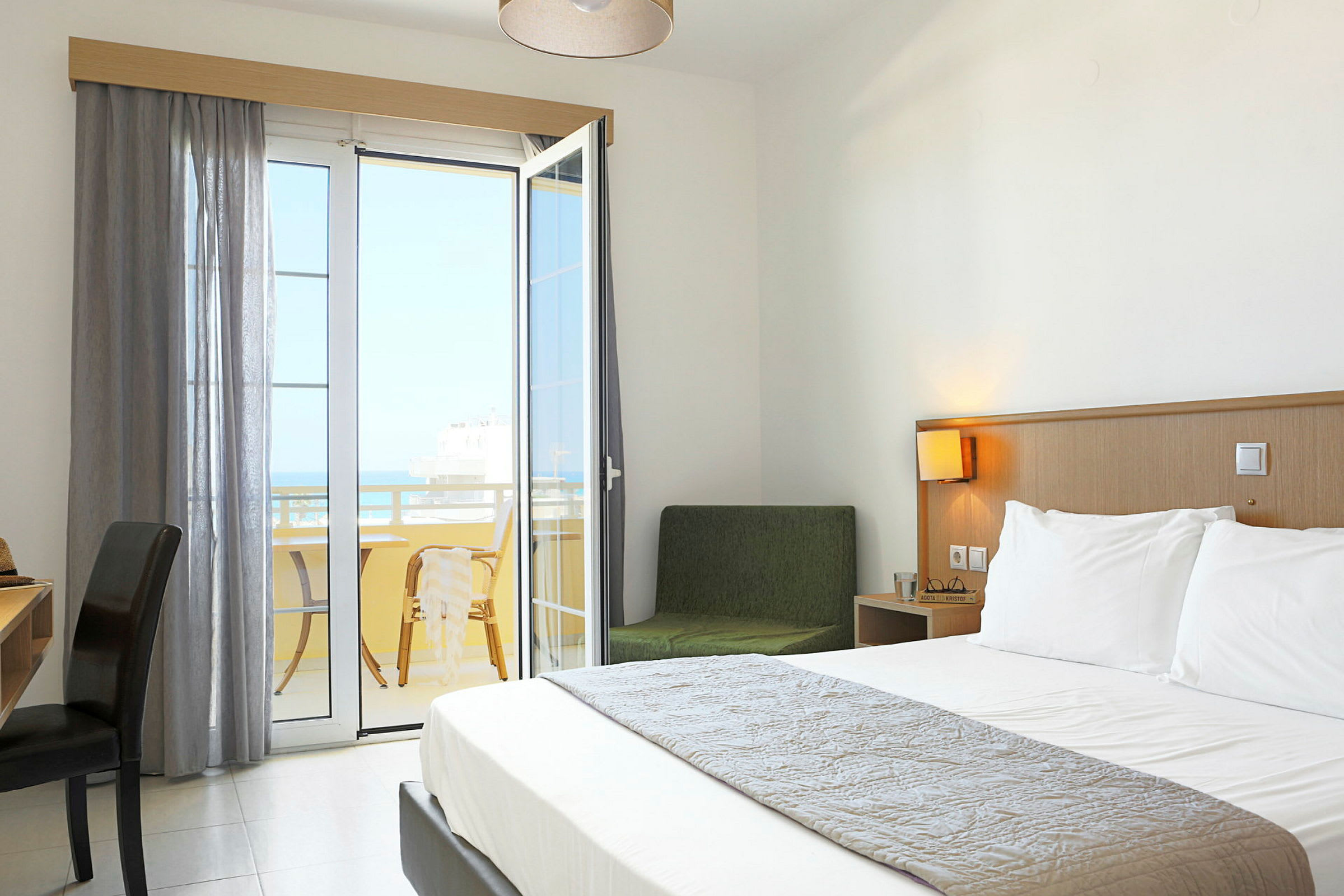 Hotellihuone, jossa on parivuode ja parveke maisemilla. (Tekoälyn luoma teksti)