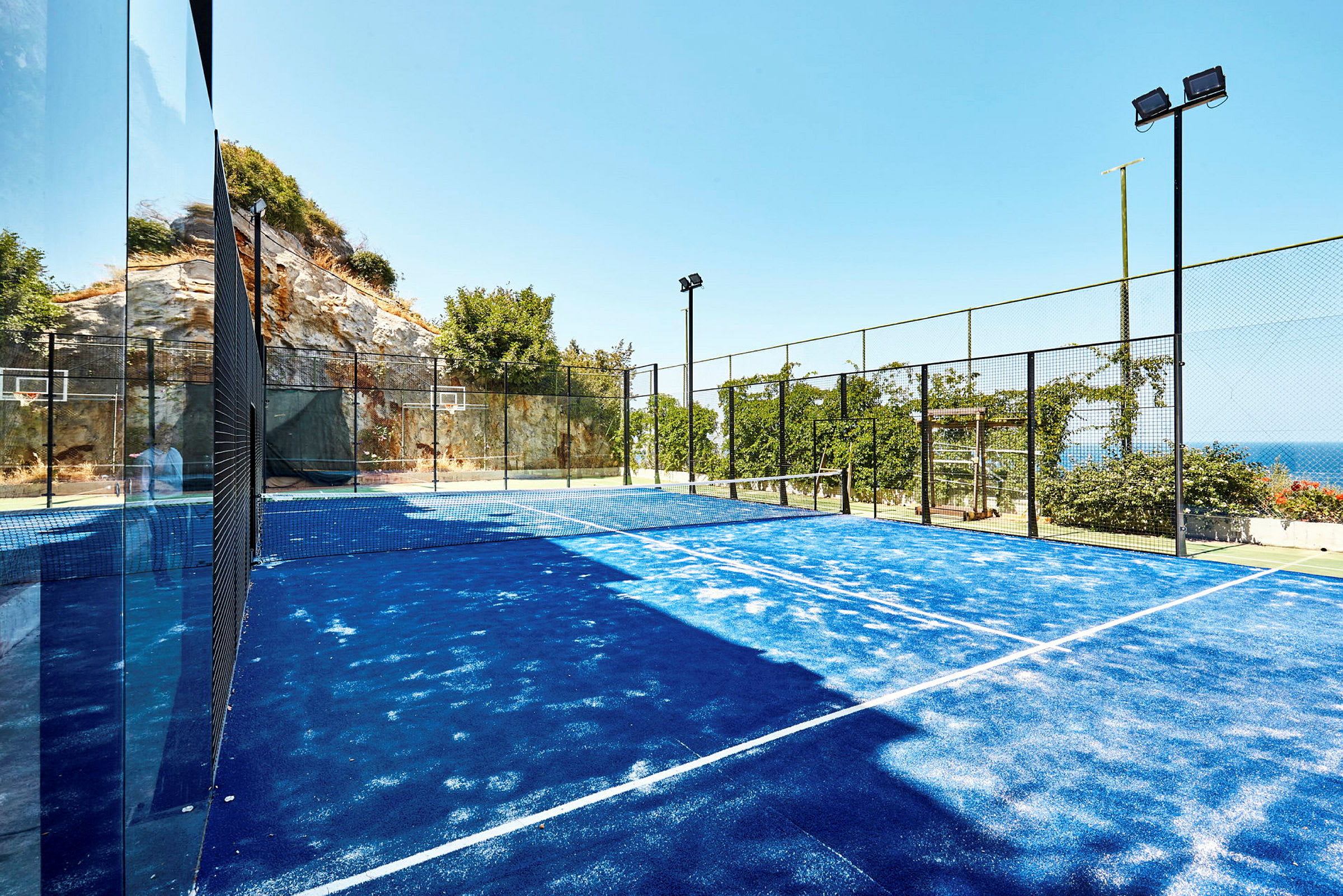 Sinikeloinen ulkokenttä padel-peliä varten. (Tekoälyn luoma teksti)