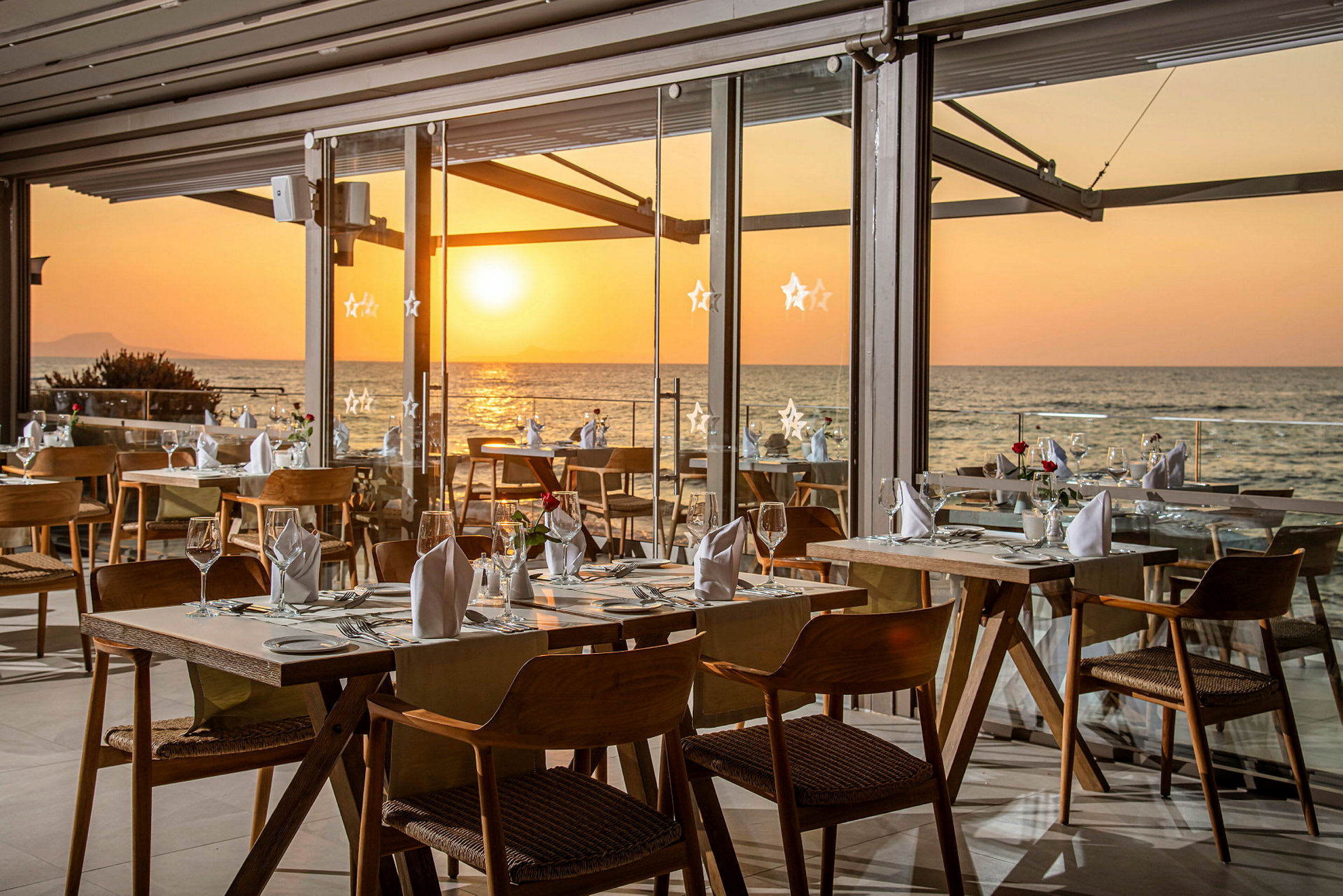 Ravintola merinäköalalla auringonlaskun aikaan. (Tekoälyn luoma teksti)