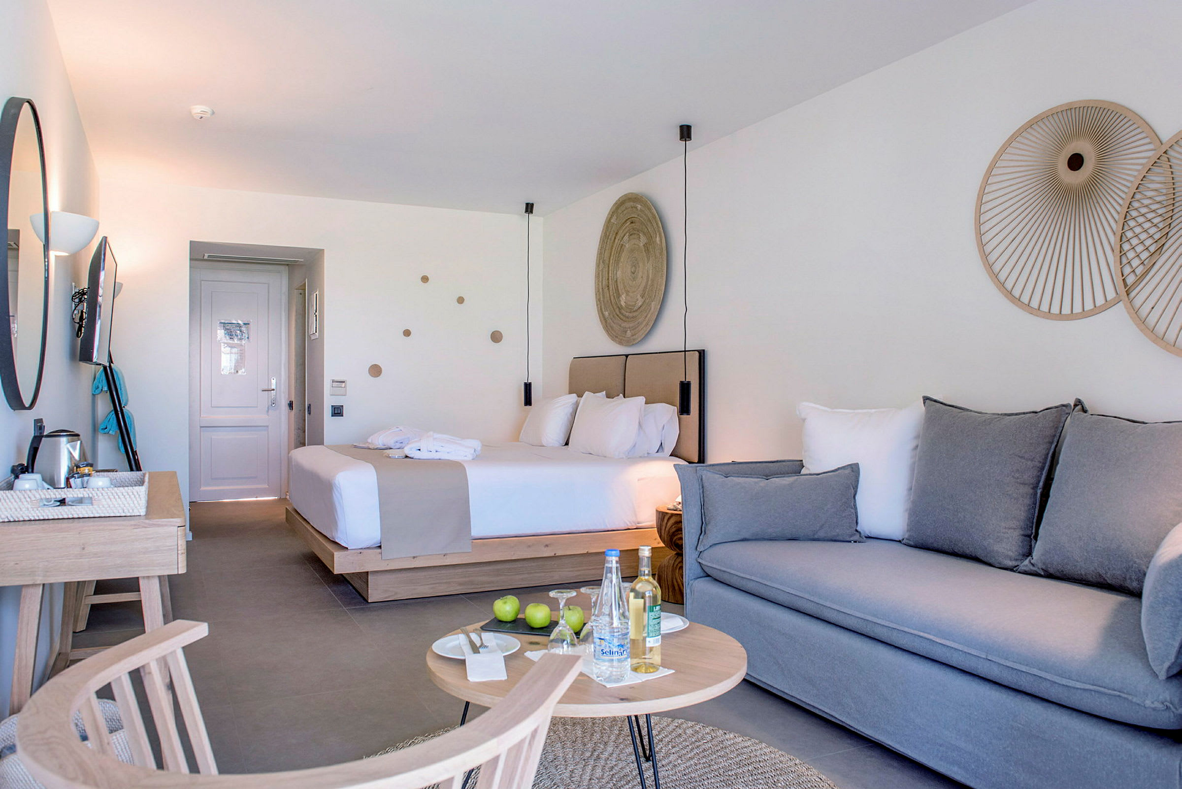Hotellihuone, jossa sänky, sohva ja pöytä. (Tekoälyn luoma teksti)