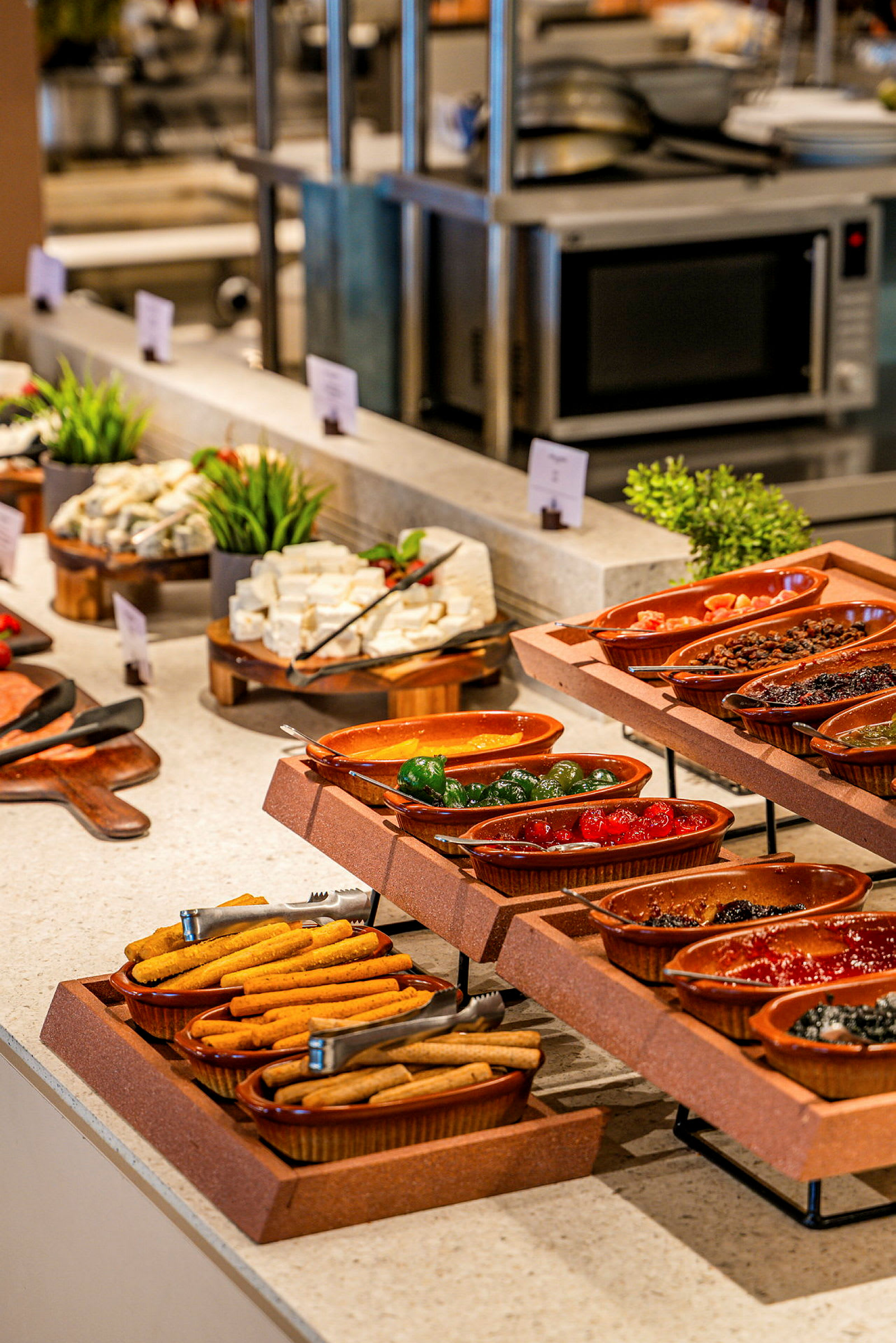 Buffet, jossa on erilaisia ruokia, kuten juustoja ja lisukkeita. (Tekoälyn luoma teksti)