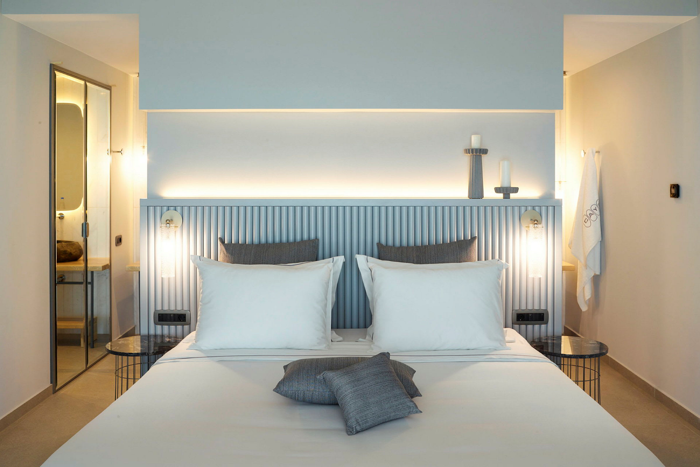 Tyylikäs hotellihuone, jossa on parisänky ja moderneja yksityiskohtia. (Tekoälyn luoma teksti)