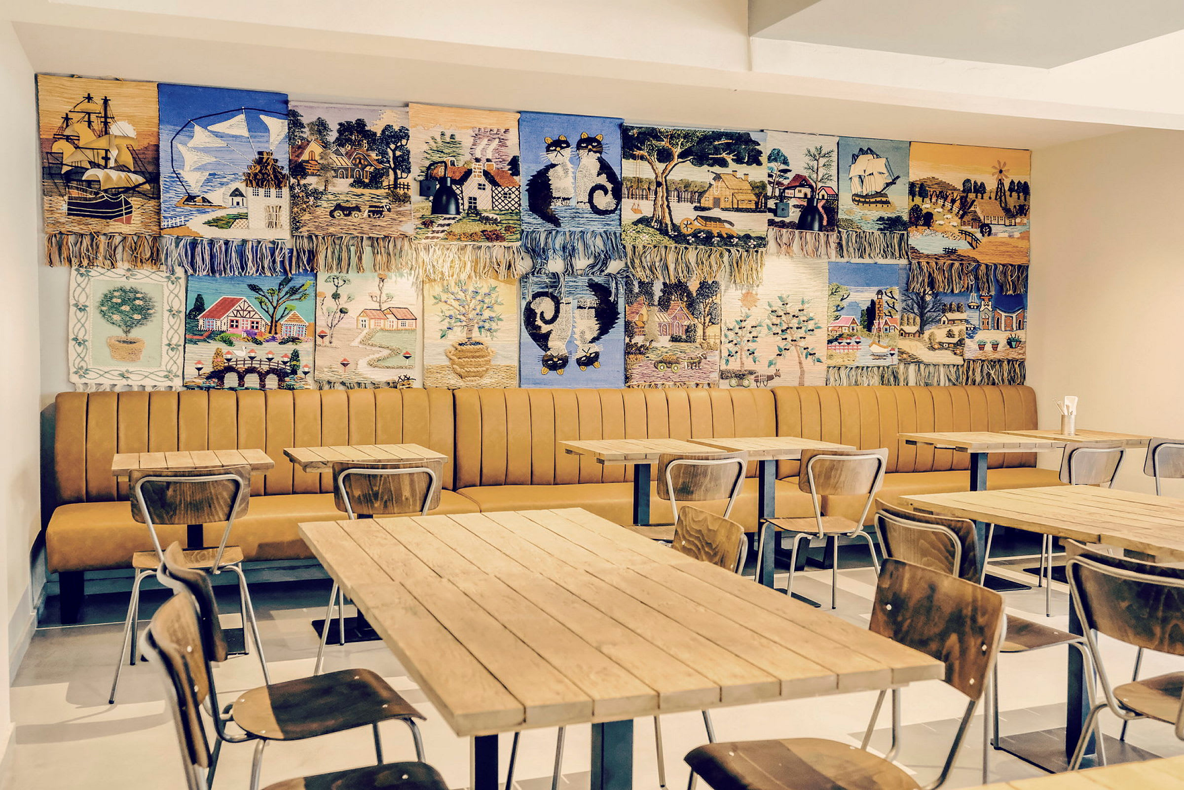 Ravintola, jossa seinäkoristeita ja puukalusteita. (Tekoälyn luoma teksti)