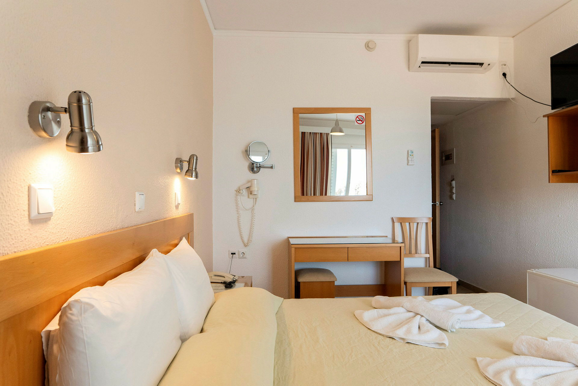 Hotellihuone, jossa on parivuode ja kirjoituspöytä. (Tekoälyn luoma teksti)