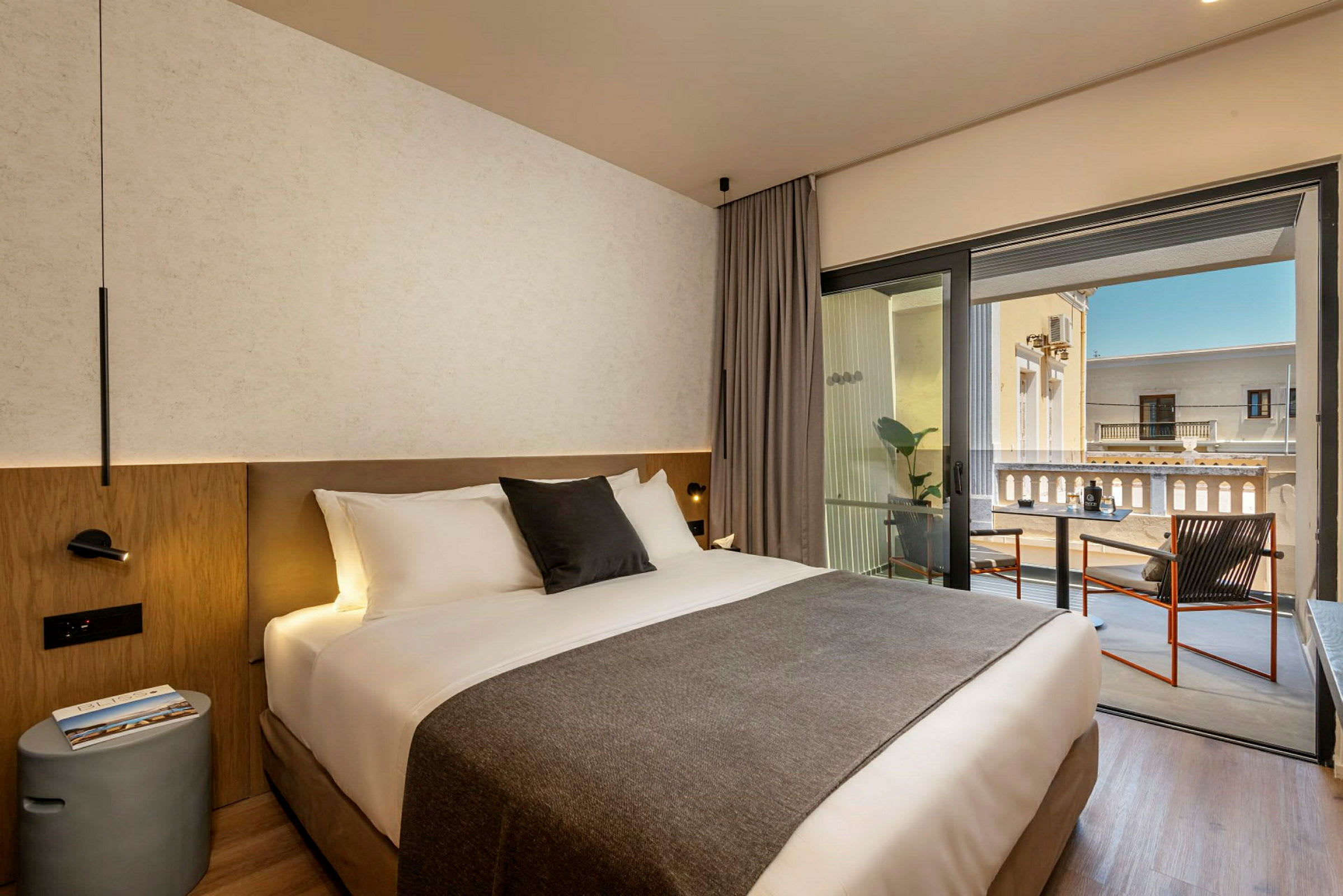 Hotellihuone, jossa parivuode ja parveke istumapaikkoineen. (Tekoälyn luoma teksti)