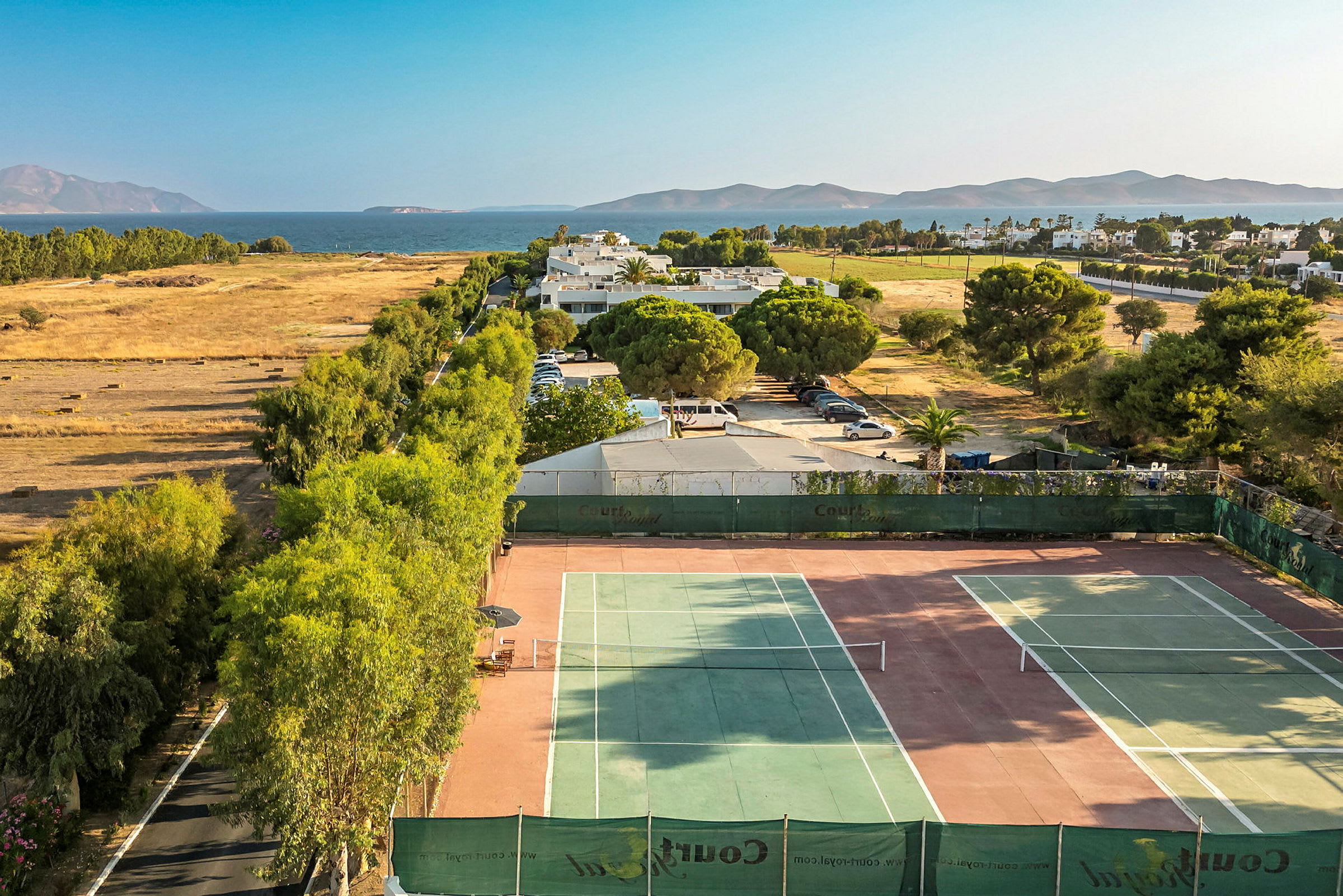 Tenniskeitot maisema ja meri taustalla. (Tekoälyn luoma teksti)
