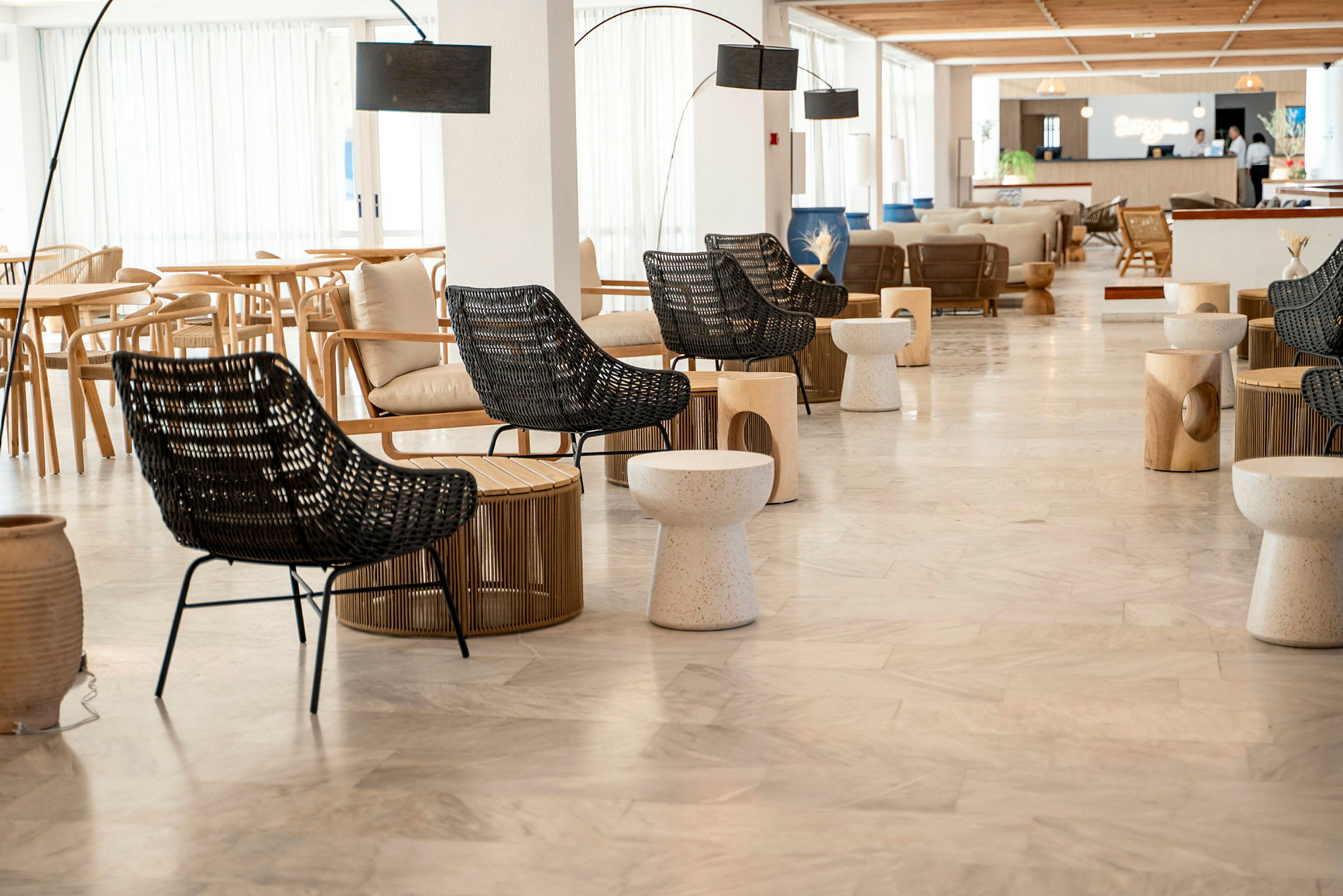 Nykyaikainen hotelli aula luonnollisilla huonekaluilla. (Tekoälyn luoma teksti)