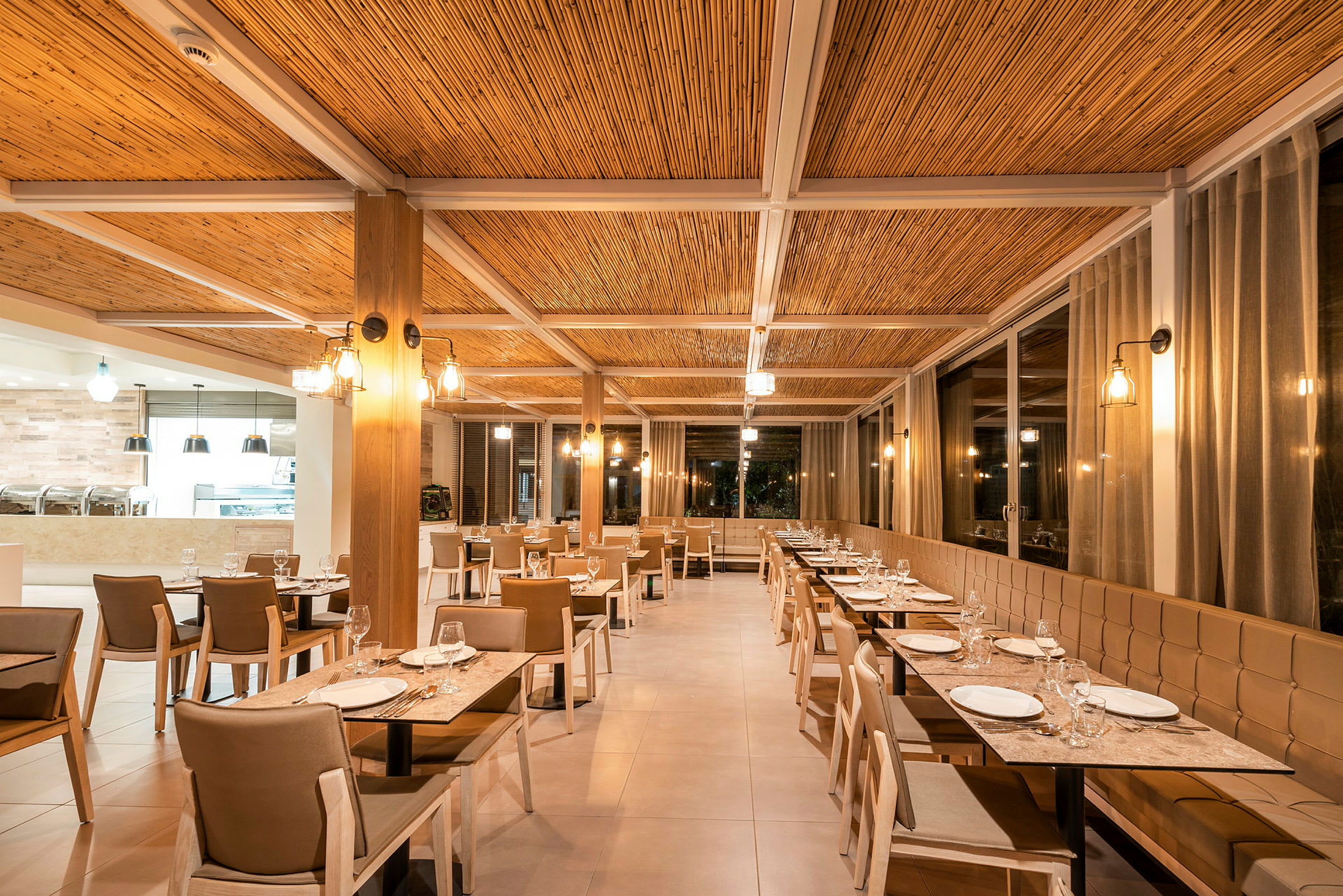 Ravintola, jossa modernit kalusteet ja bambukatto. (Tekoälyn luoma teksti)