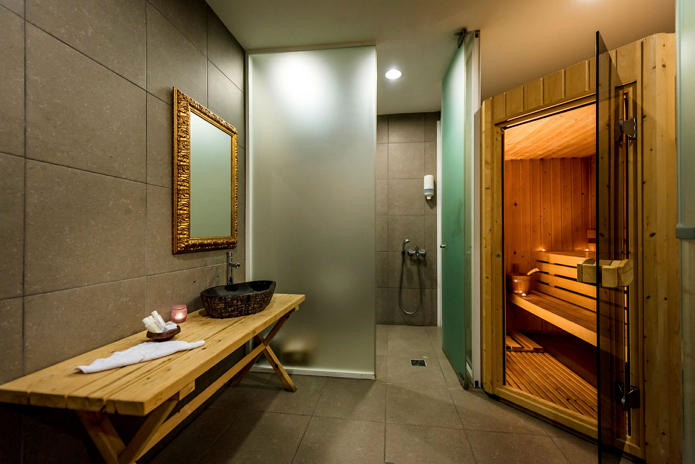 Kylpyläosasto, jossa on sauna ja moderni kylpyhuone. (Tekoälyn luoma teksti)