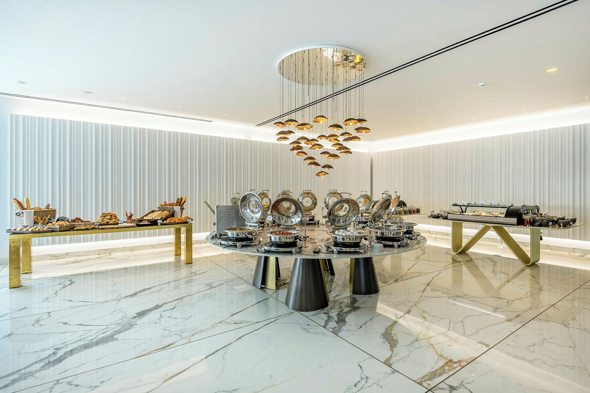 Buffet-asetelma tyylikkäässä ruokasalissa. (Tekoälyn luoma teksti)