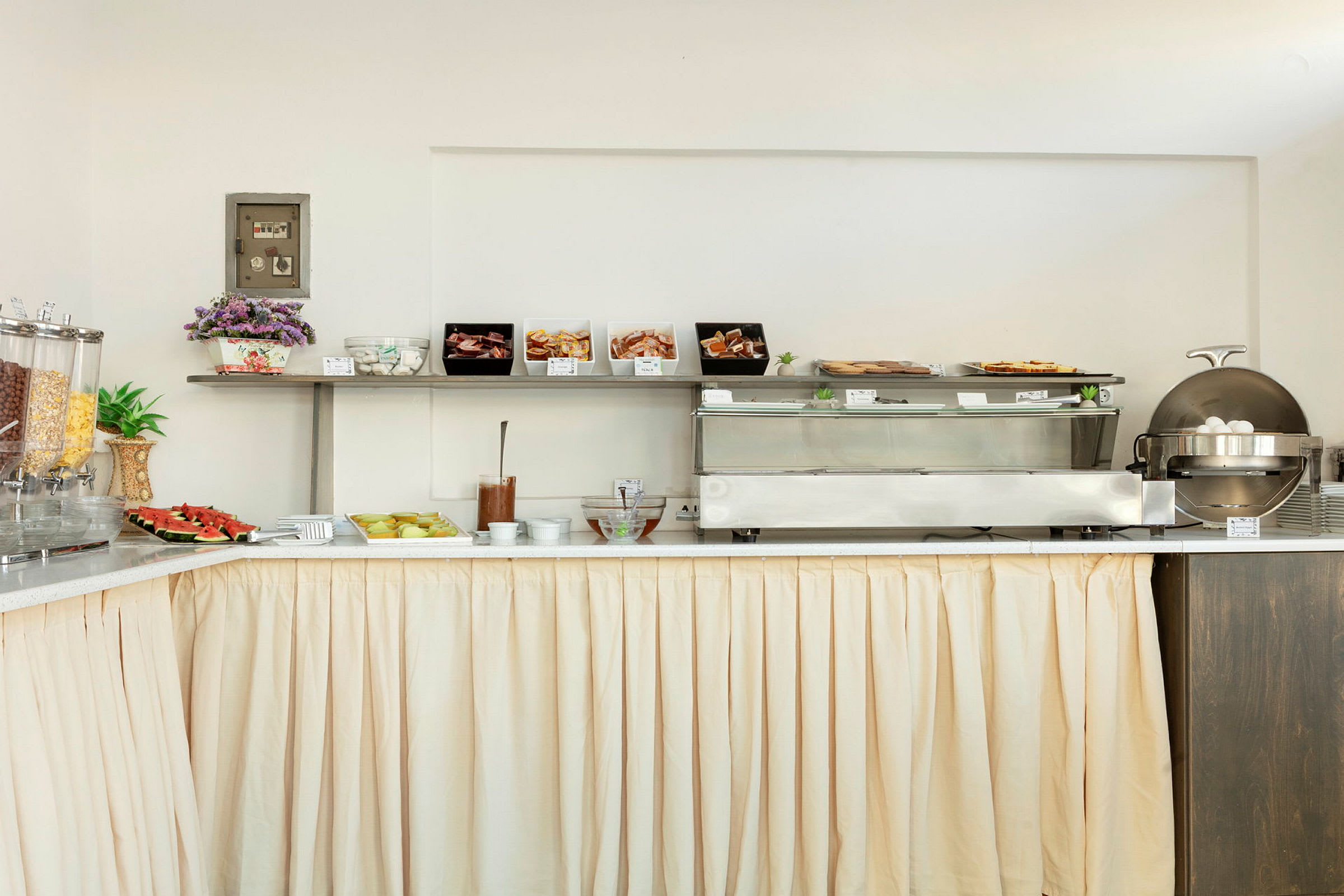Buffet-pöytä eri ruoilla ja juomilla. (Tekoälyn luoma teksti)