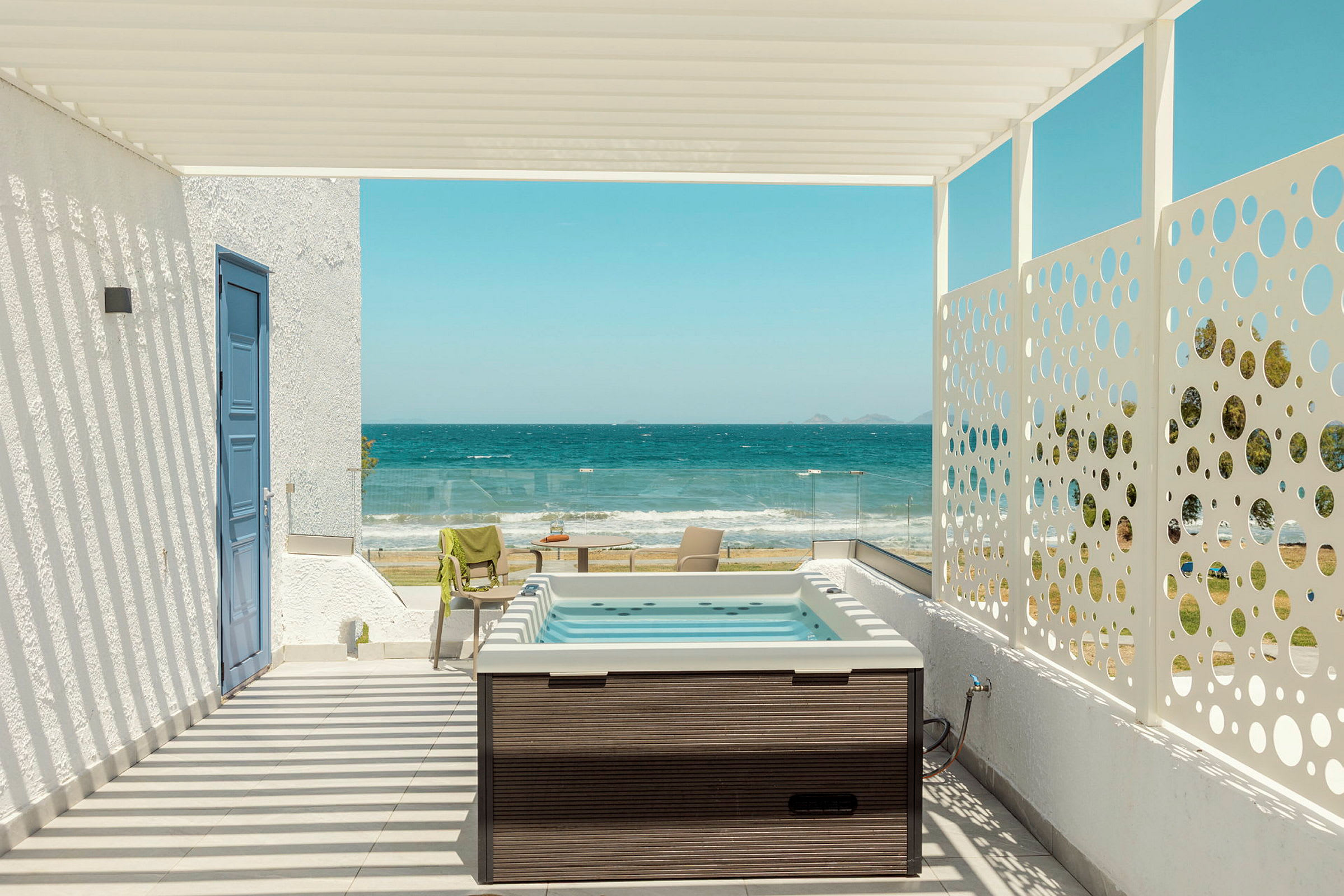 Terassi porealtaalla, merinäköala ja aurinkotuoleja. (Tekoälyn luoma teksti)