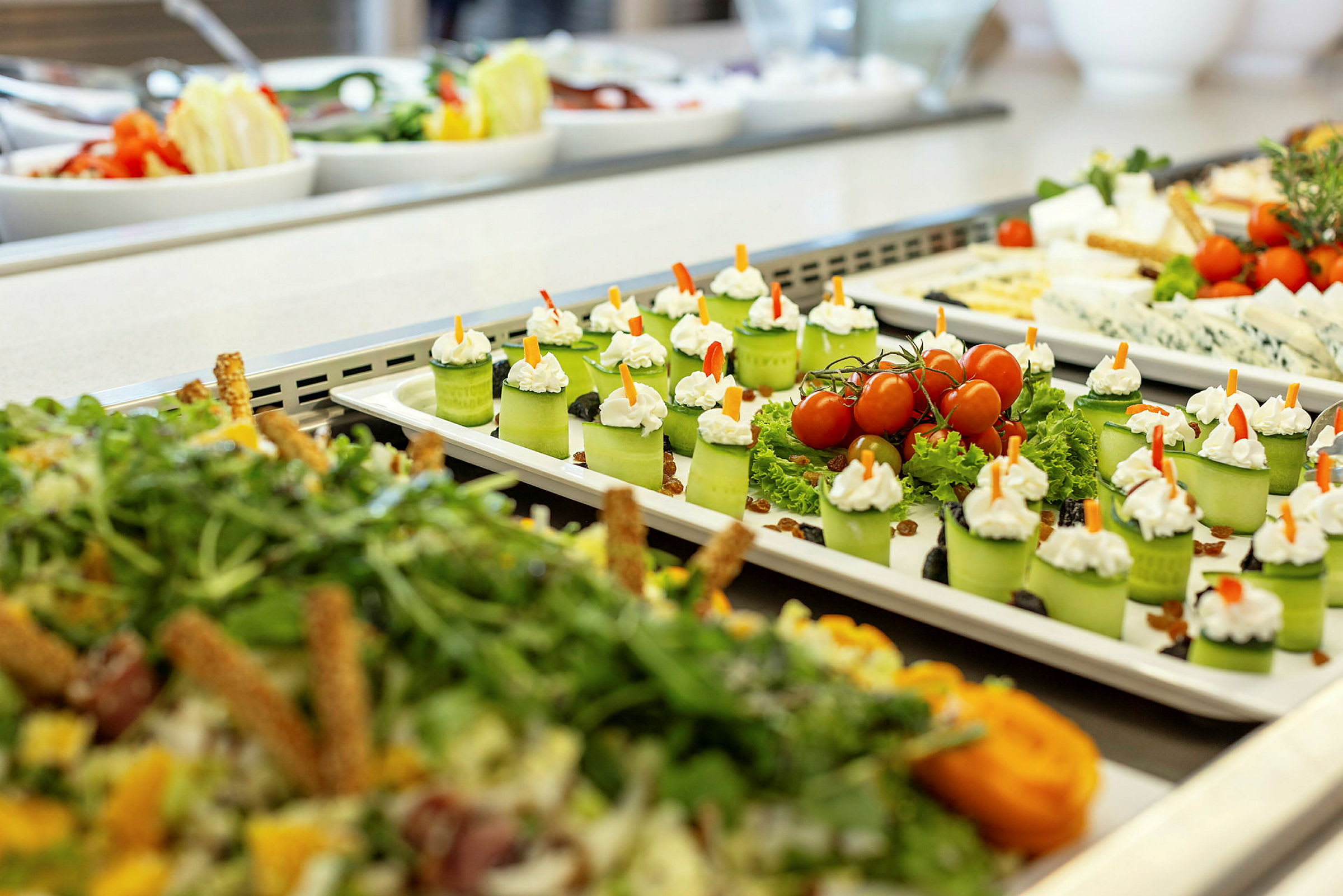 Buffet, jossa vihanneksia ja koristeltuja alkupaloja. (Tekoälyn luoma teksti)