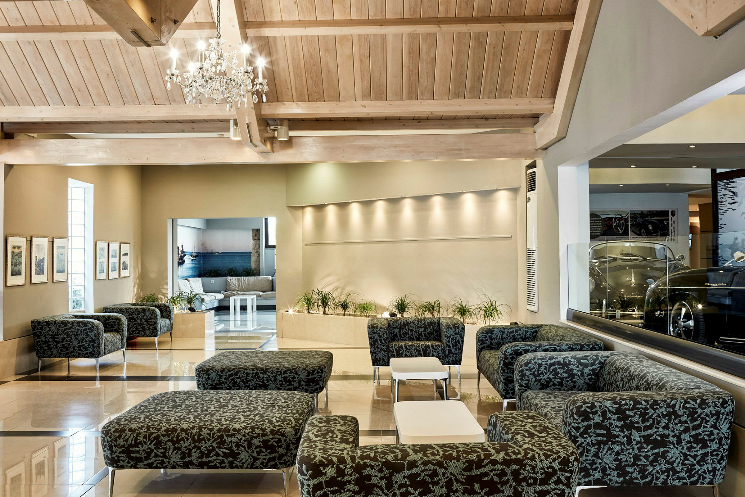Valoisa ja avara lounge, jossa on modernit kalusteet ja koristevalaistus. (Tekoälyn luoma teksti)