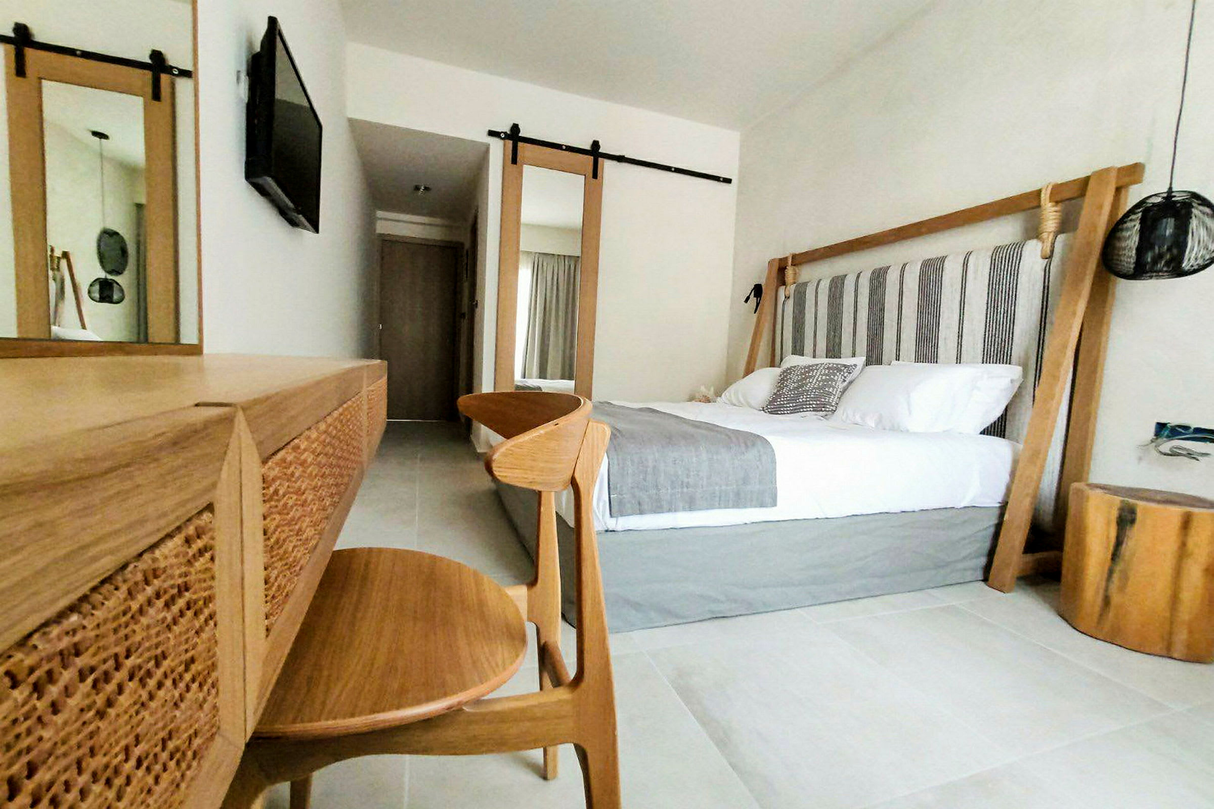 Moderni hotellihuoneen sisustus, jossa on parivuode ja puusisustus. (Tekoälyn luoma teksti)