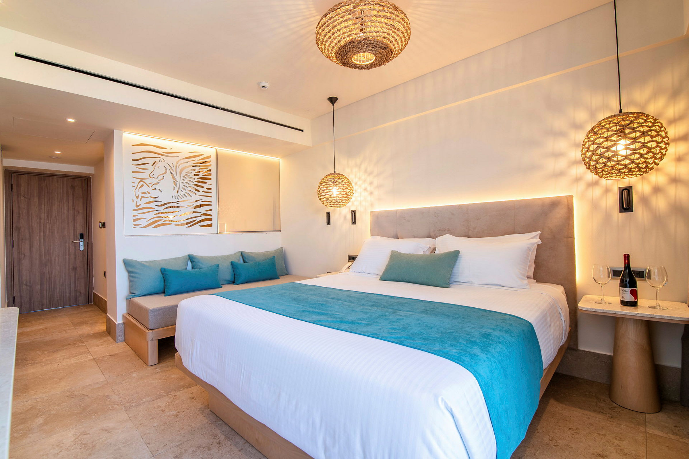 Hotellihuone, jossa parisänky ja istuinmahdollisuuksia. (Tekoälyn luoma teksti)