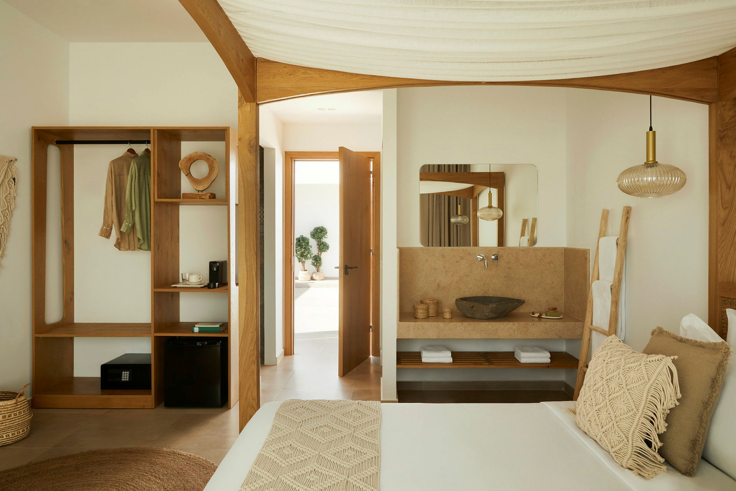 Hotellihuone, jossa puuyksityiskohtia, avoin kylpyhuone ja vaatekaappi. (Tekoälyn luoma teksti)
