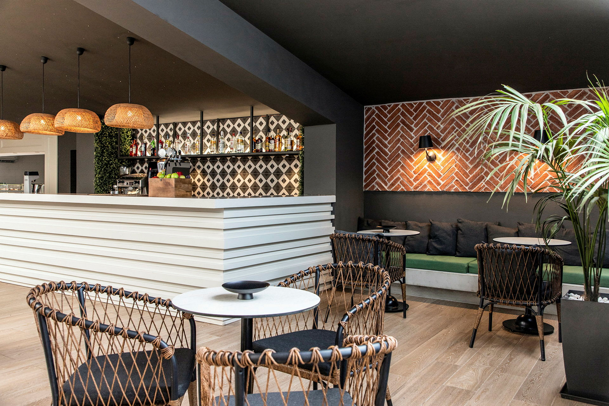 Moderni baari ja lounge tyylikkäällä sisustuksella ja punotuilla kalusteilla. (Tekoälyn luoma teksti)