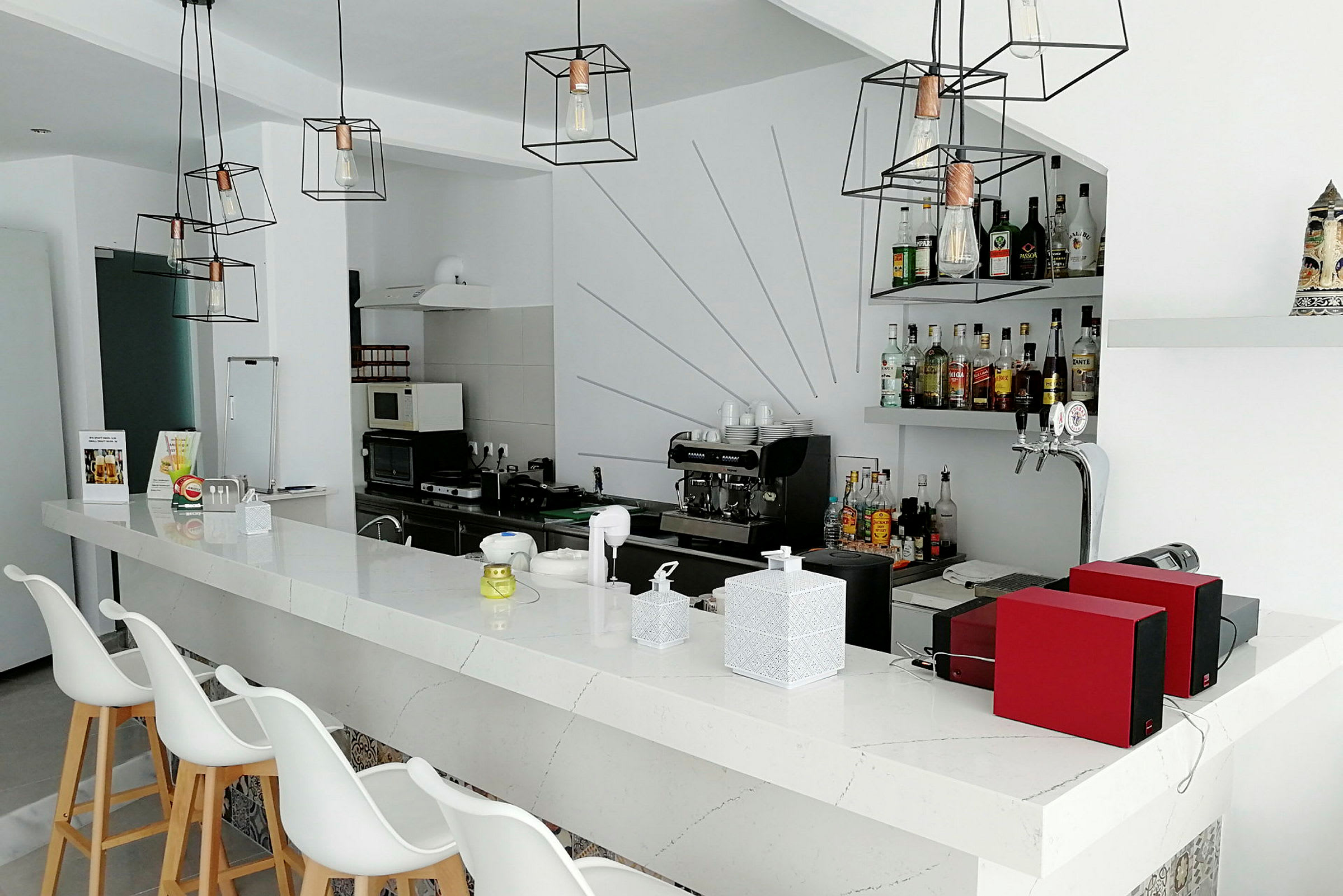 Moderni baari, jossa minimalistinen design ja useita alkoholipulloja hyllyllä. (Tekoälyn luoma teksti)