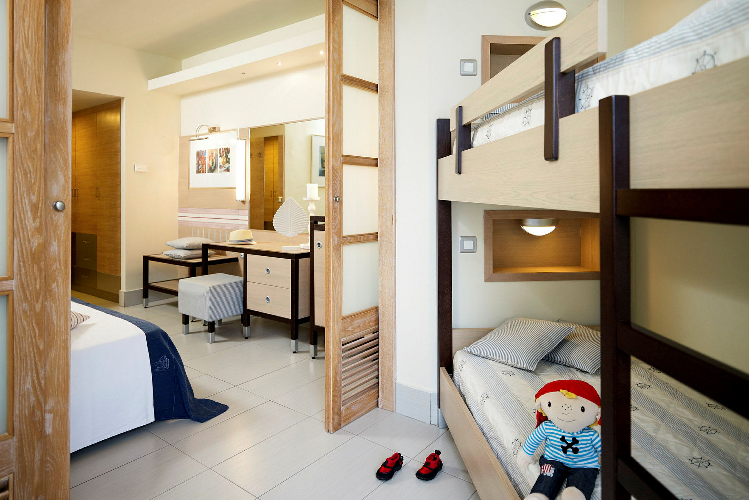 Hotellihuone, jossa kerrossänky ja kirjoituspöytä. (Tekoälyn luoma teksti)