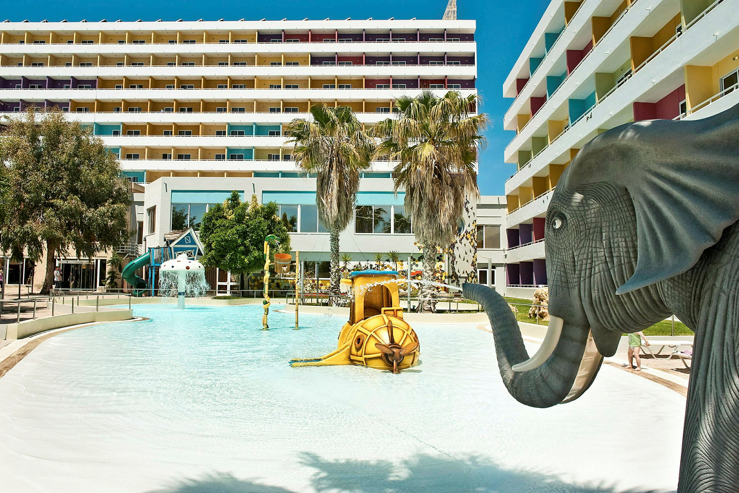 Lastenallas, jossa on norsuhahmo ja leikkiveistoksia hotellikompleksin yhteydessä. (Tekoälyn luoma teksti)