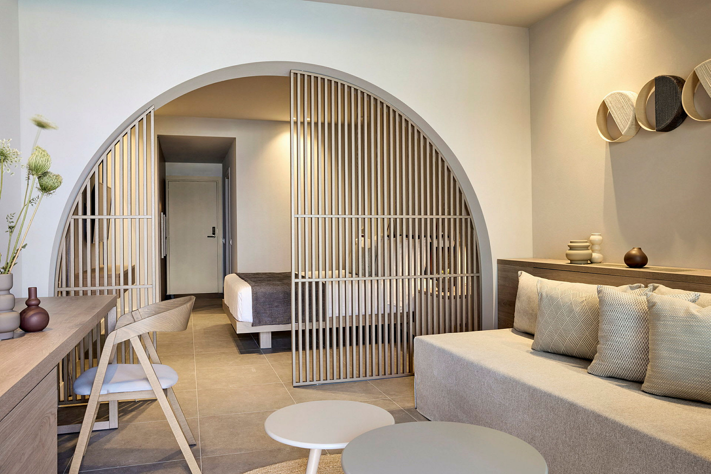 Moderni hotellihuone, jossa istuma-alue ja seinäke makuutilaan. (Tekoälyn luoma teksti)