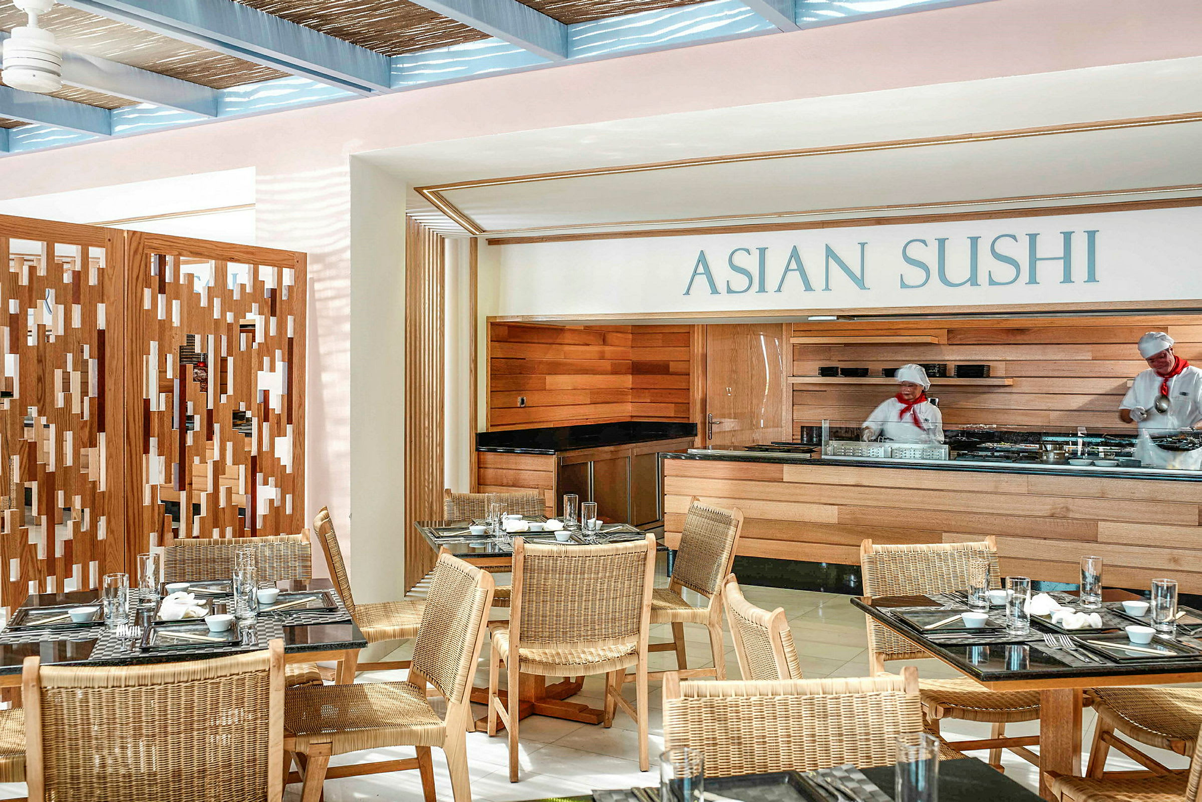 Aasialaistyylinen sushi-ravintola, jossa puusisustus ja katetut pöydät. (Tekoälyn luoma teksti)