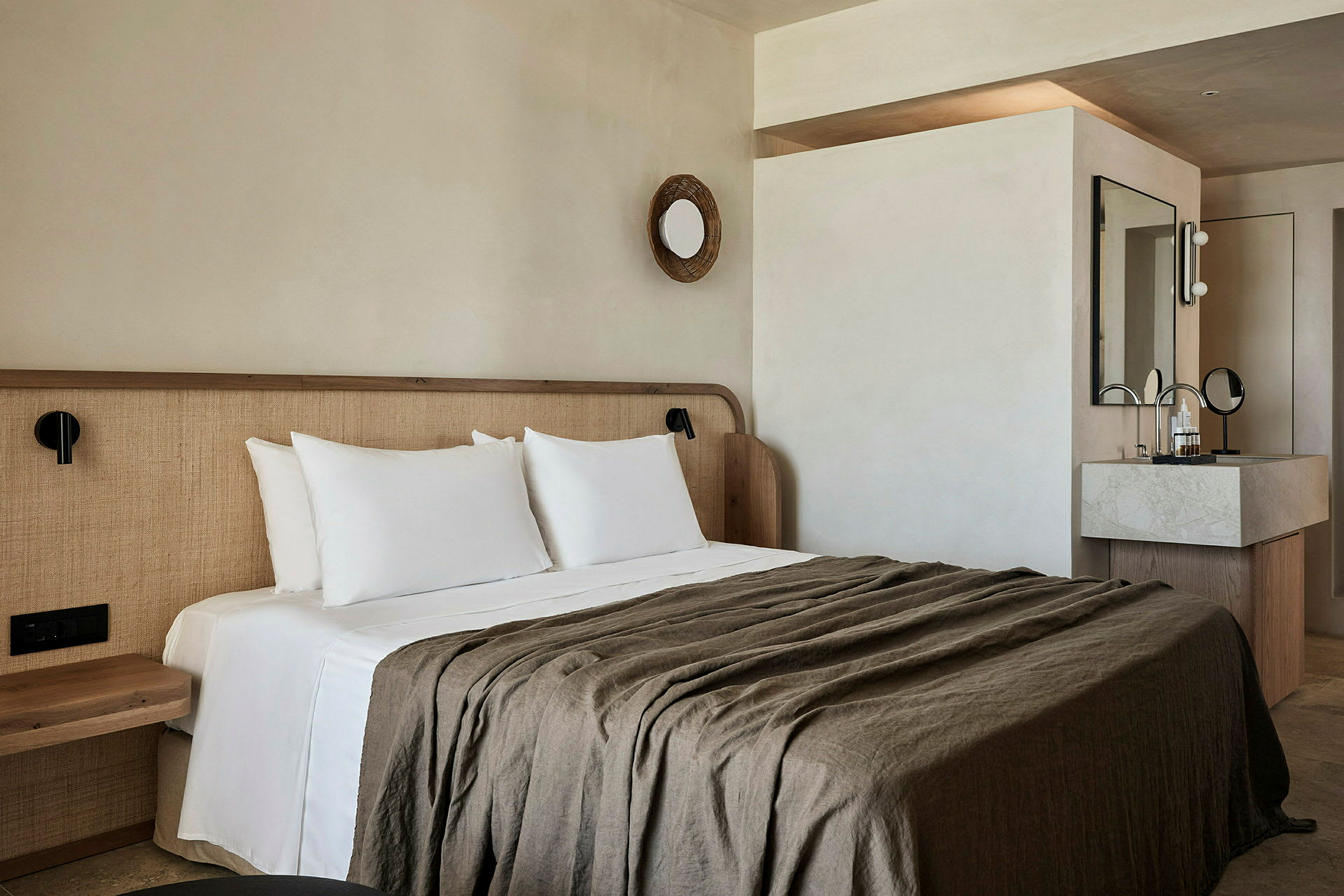 Hotellihuone, jossa parisänky, valkoiset vuodevaatteet ja moderni kylpyhuone. (Tekoälyn luoma teksti)