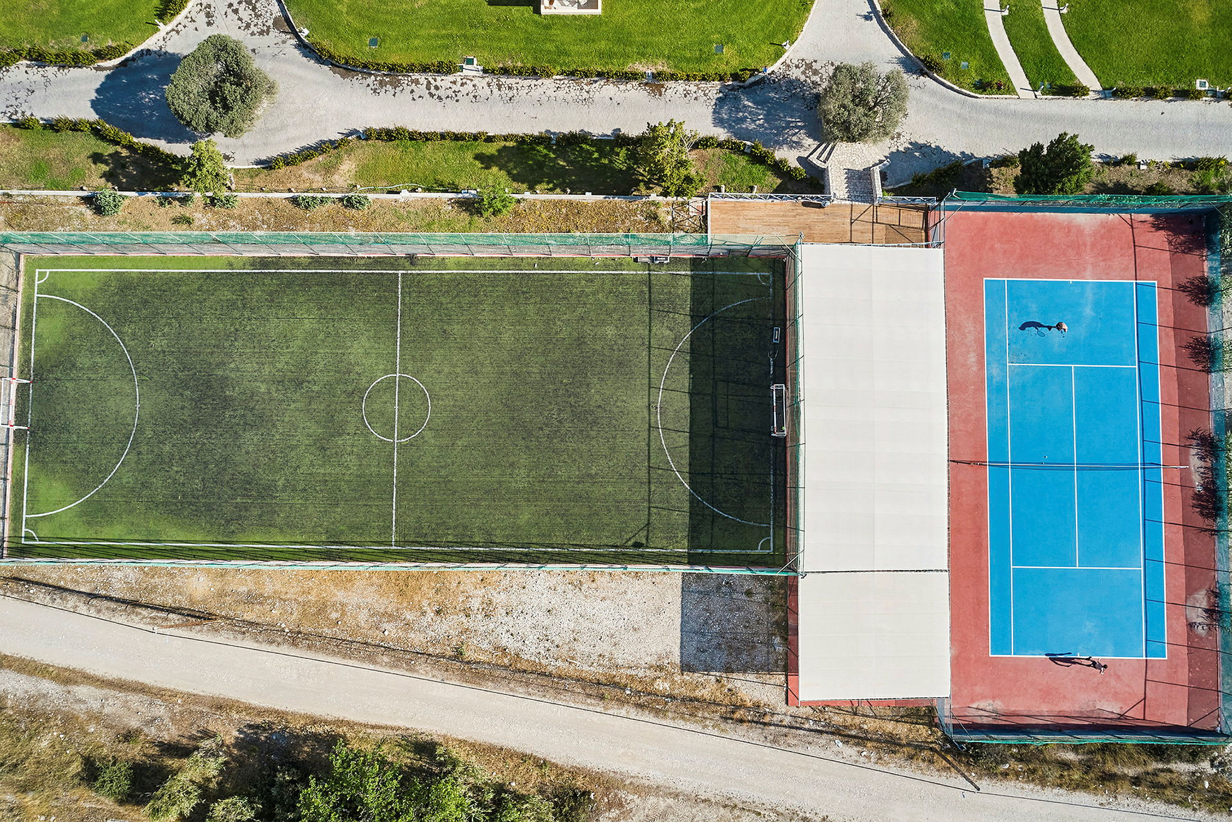 Ilmakuva jalkapallokentästä ja tenniskentästä vierekkäin. (Tekoälyn luoma teksti)