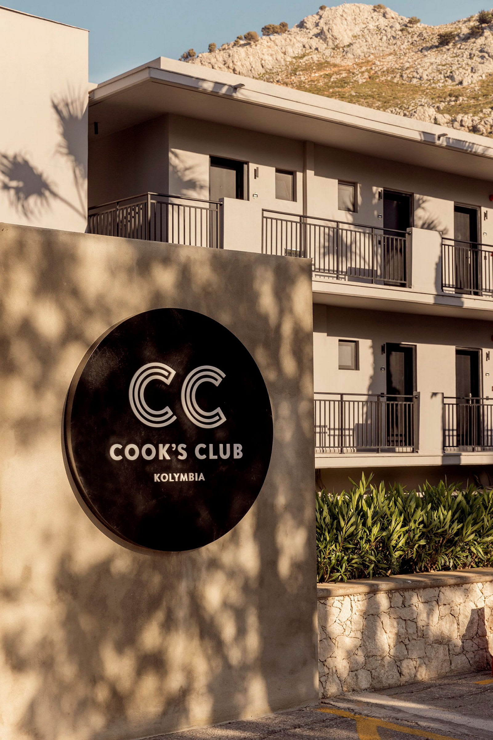 Cook's Club Kolymbia modernilla rakennusmuotoilulla. (Tekoälyn luoma teksti)