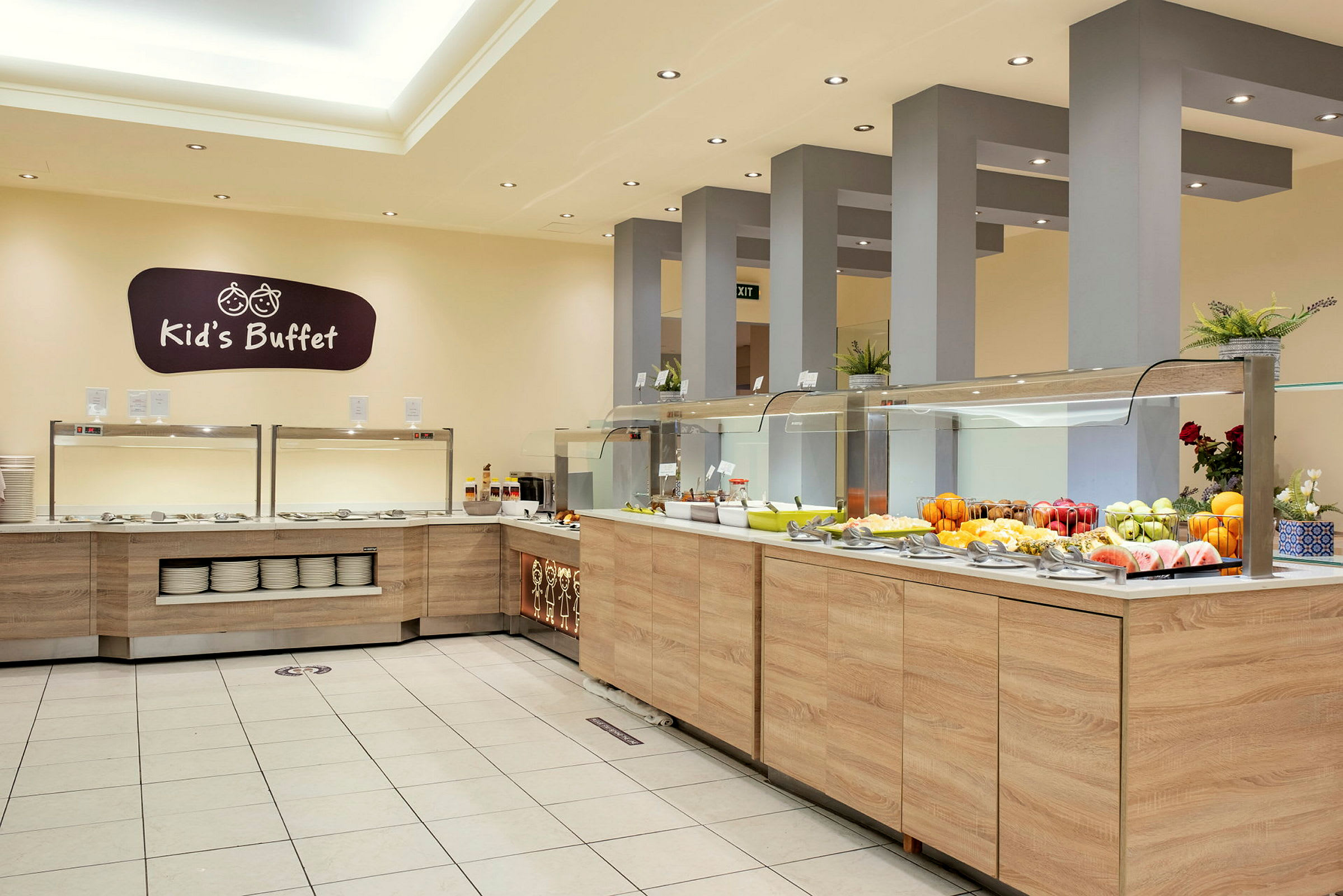 Buffet-alue, jossa pöytä täynnä erilaisia ruokia ja hedelmiä. (Tekoälyn luoma teksti)