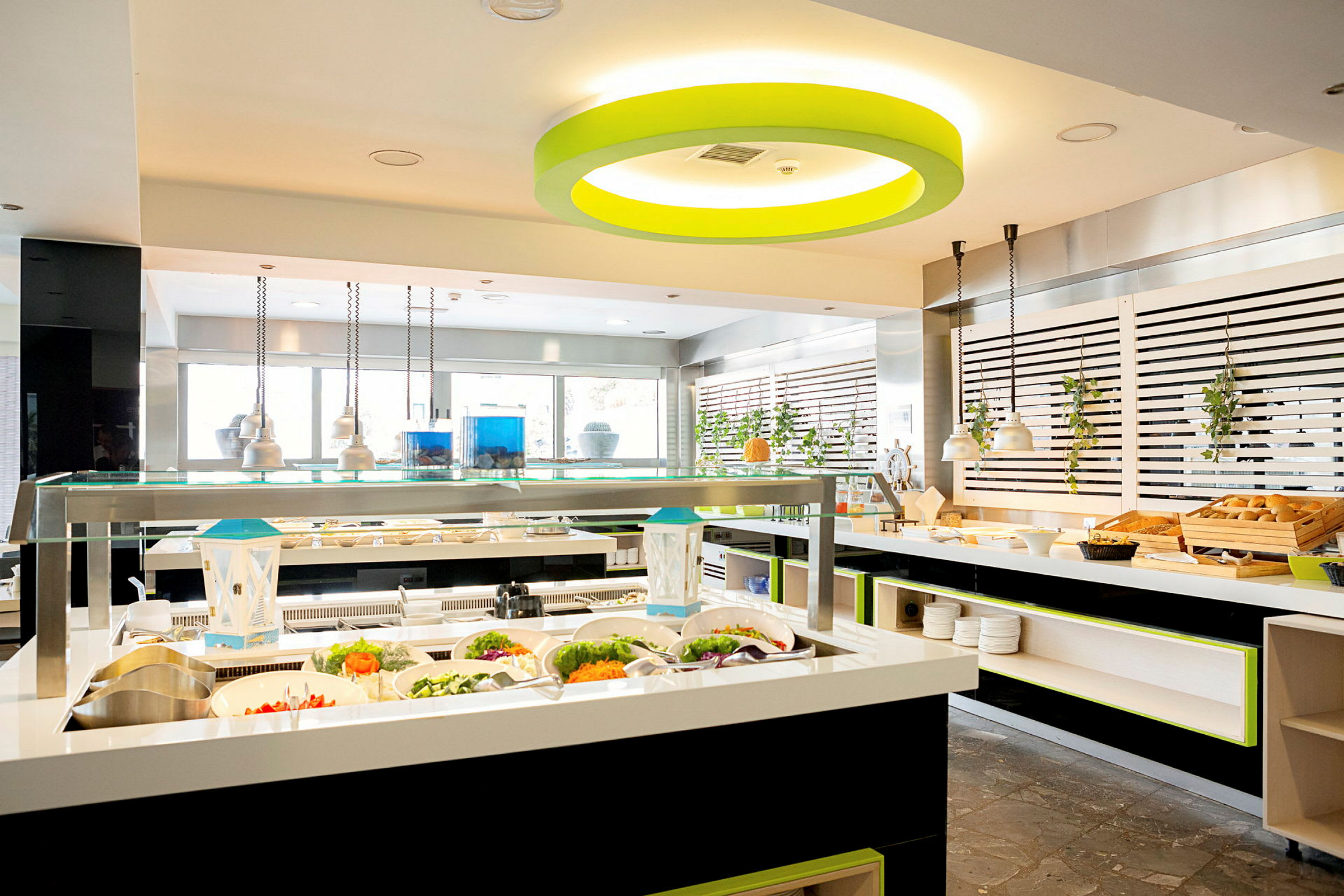 Buffet, jossa on salaatteja ja leipää valoisassa ruokasalissa. (Tekoälyn luoma teksti)