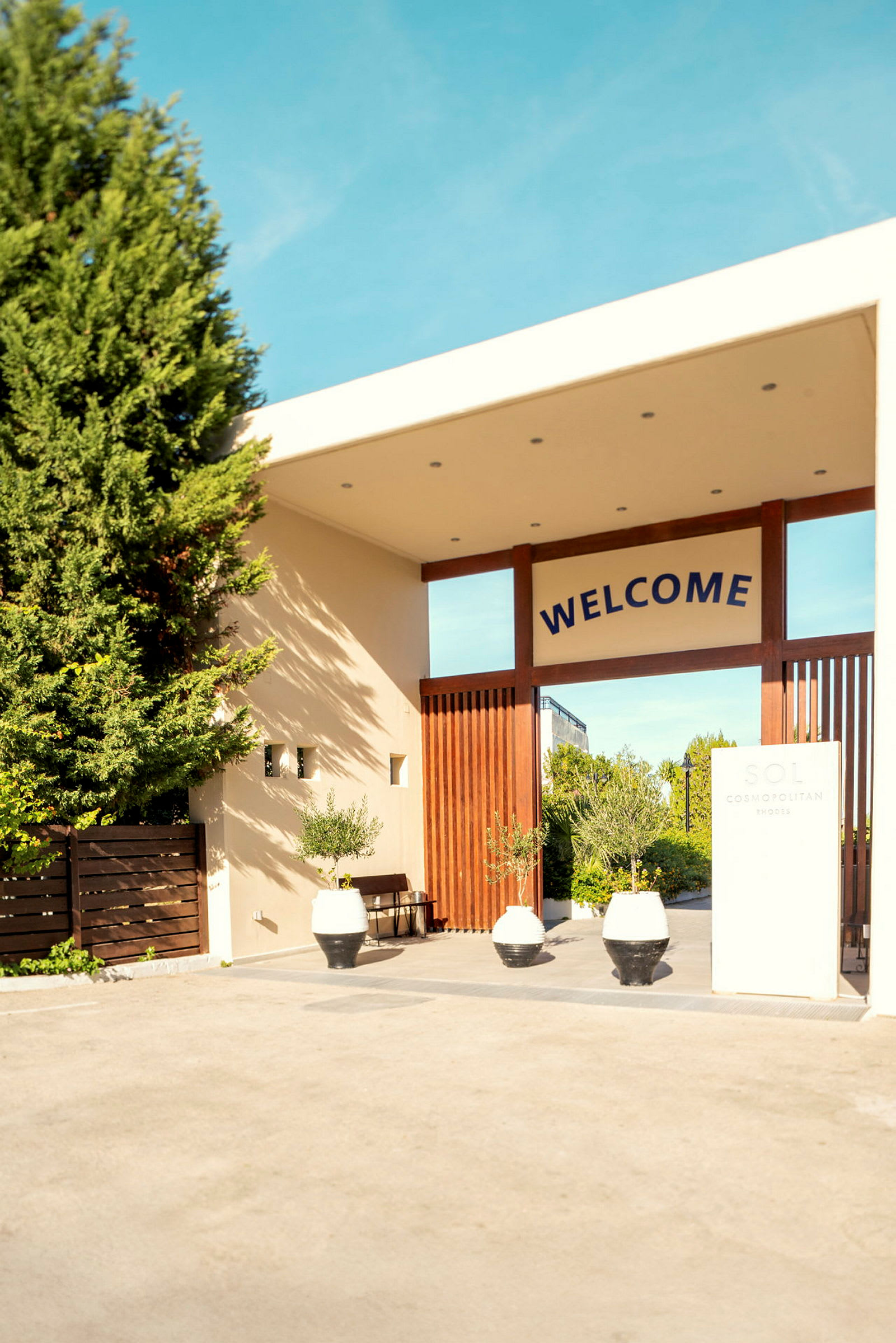 Kuva hotellin sisäänkäynnistä, jossa on 'Welcome'-kyltti. (Tekoälyn luoma teksti)