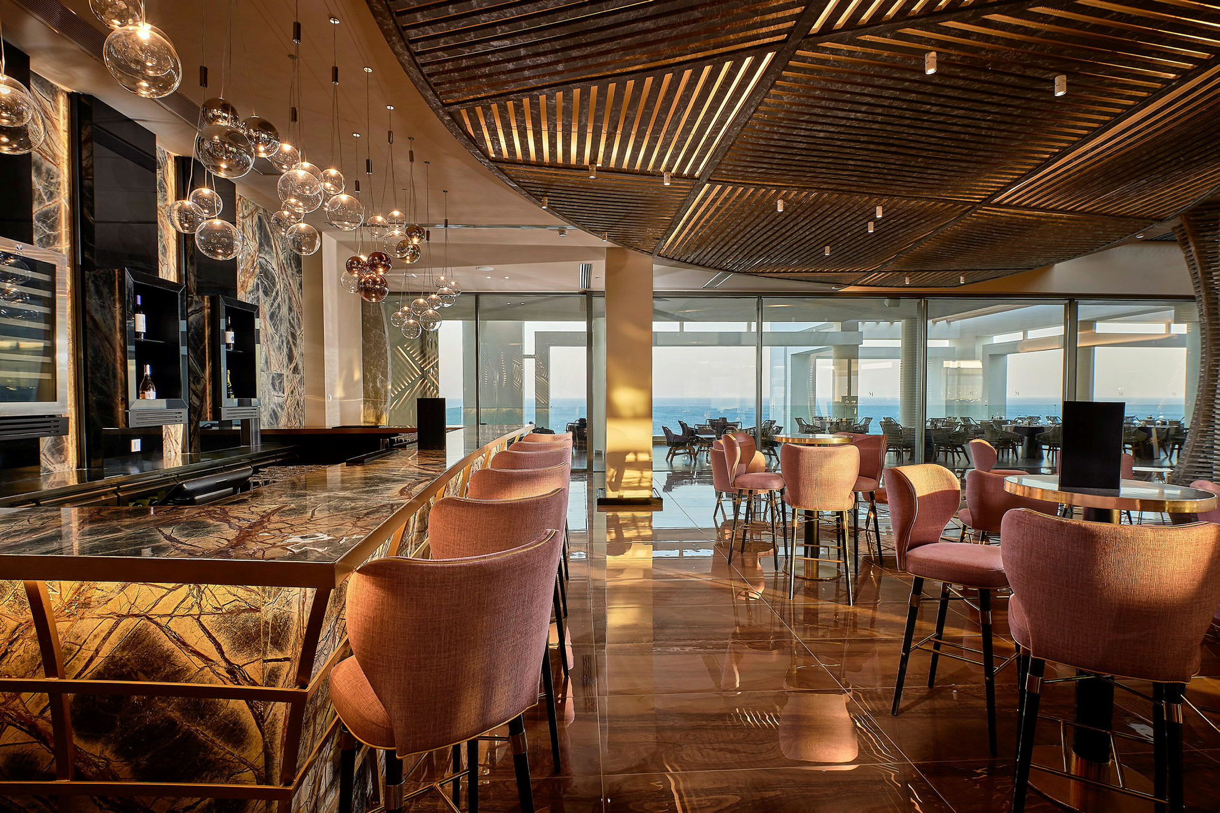 Tyylikäs lounge, jossa marmorisohva ja vaaleanpunaisia tuoleja. (Tekoälyn luoma teksti)