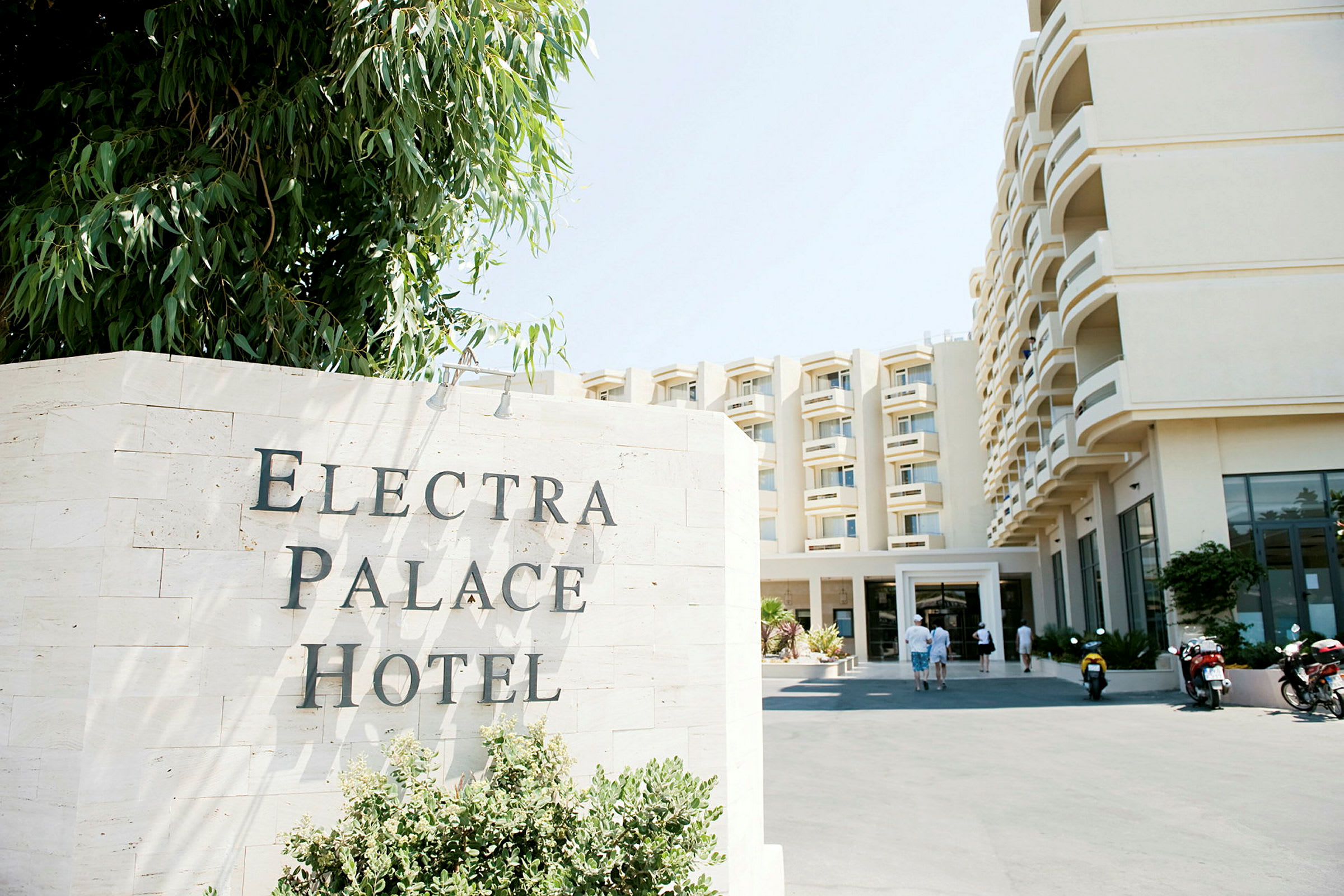 Hotellin julkisivu, edessä 'Electra Palace Hotel' -kyltti. (Tekoälyn luoma teksti)