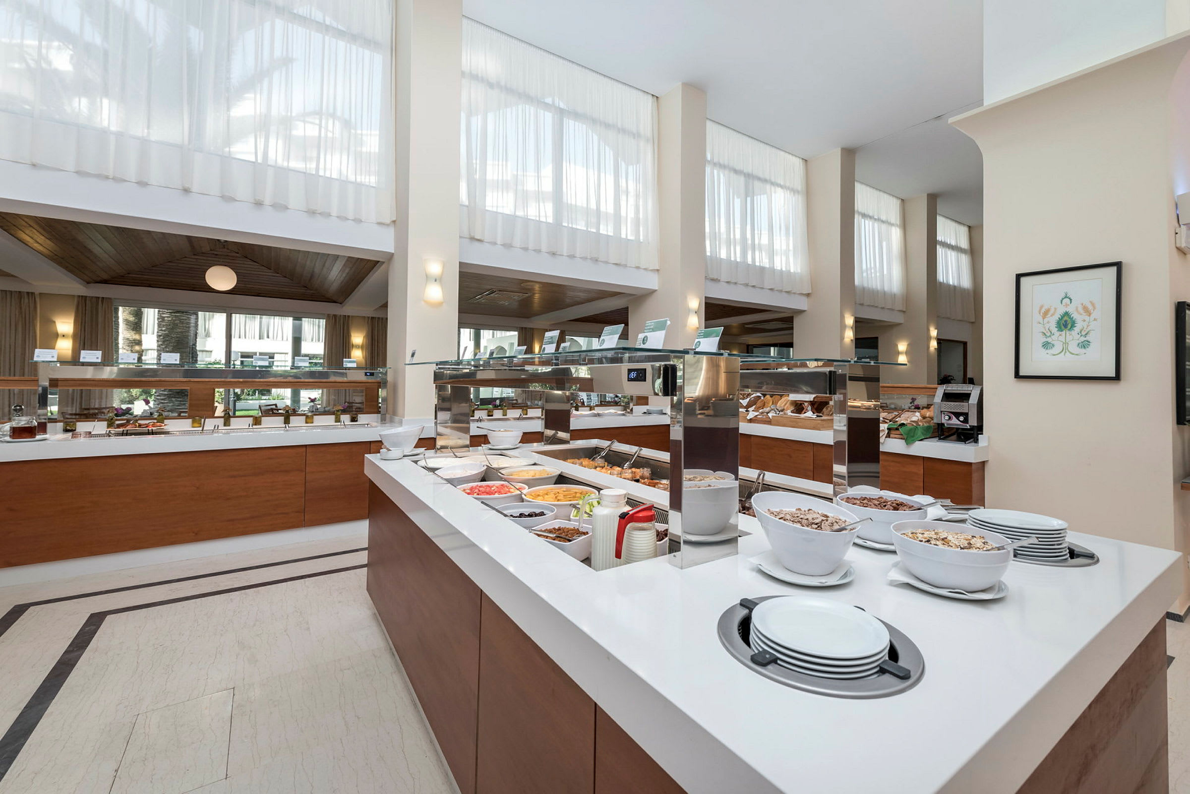 Buffet, jossa on erilaisia ruokalajeja ja lisukkeita valoisassa ja modernissa tilassa. (Tekoälyn luoma teksti)