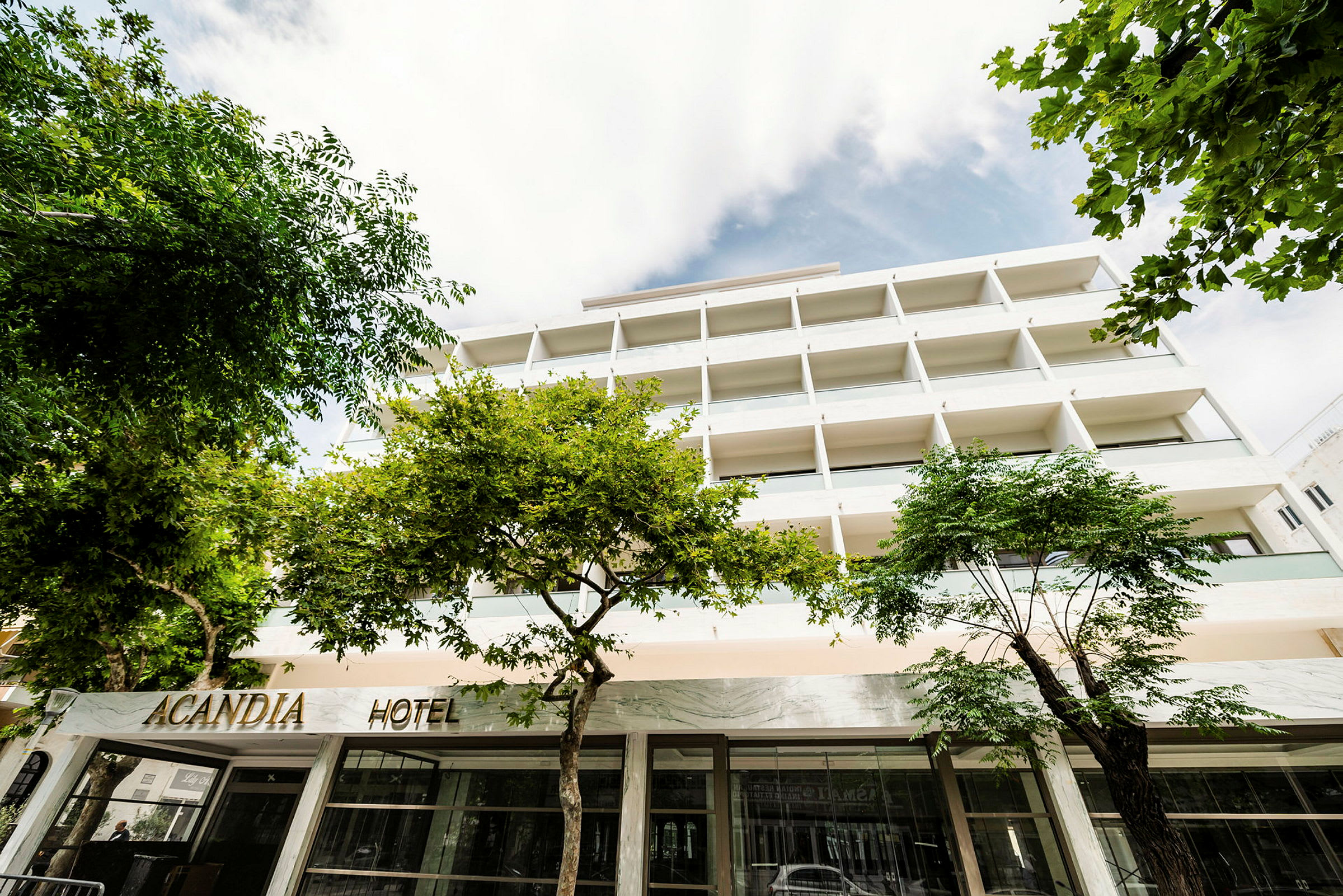 Kuva Acandia-hotellista, julkisivusta ja ympäröivistä puista. (Tekoälyn luoma teksti)