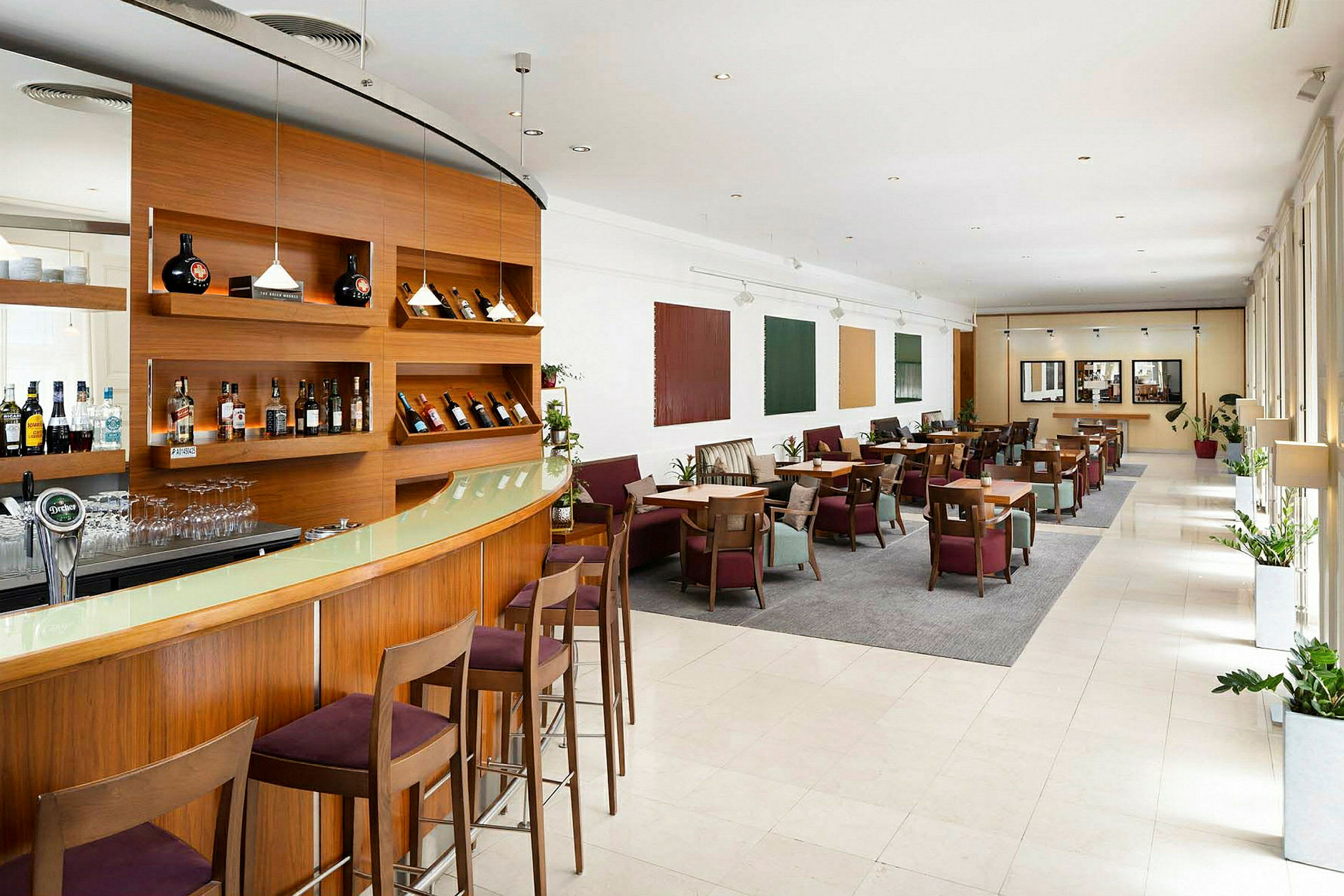 Moderni lounge, jossa baari etualalla ja istuinryhmät taustalla. (Tekoälyn luoma teksti)