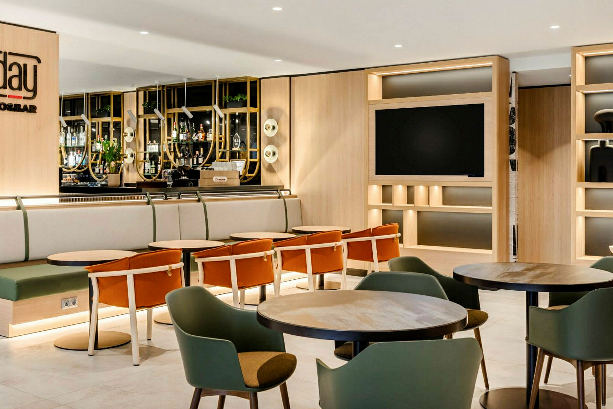 Hotellibaari, jossa istuimet ja pöydät modernin ja valoisan sisustuksen ympäröimänä. (Tekoälyn luoma teksti)