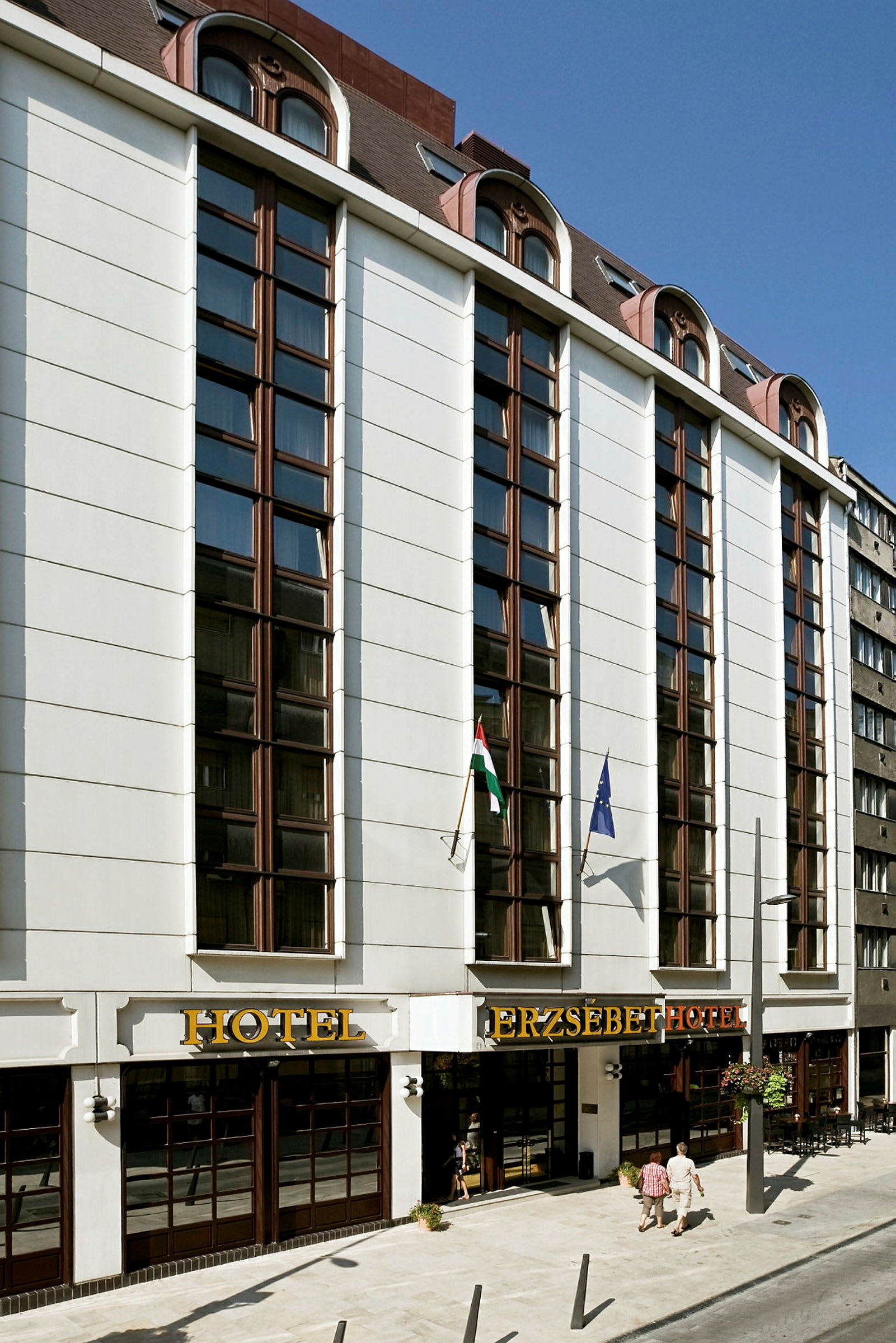 Rakennus, jossa kyltti 'Hotel Erzsebet'. (Tekoälyn luoma teksti)
