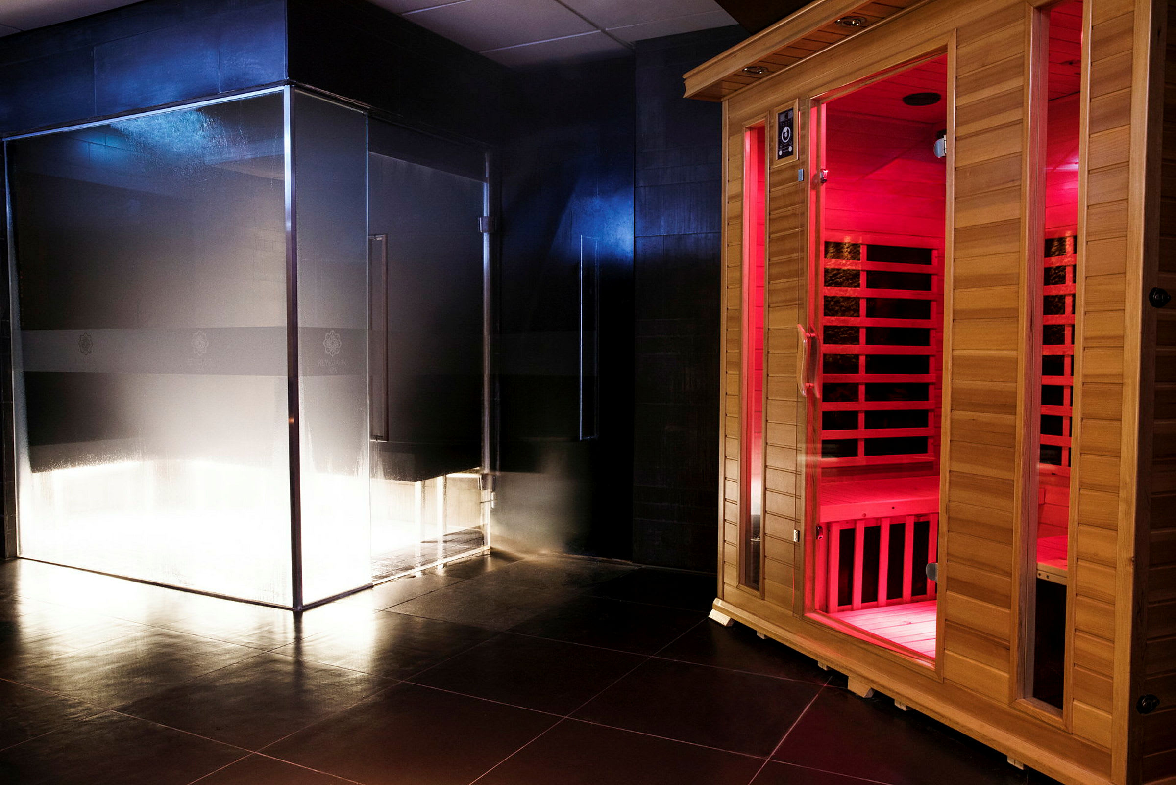 Sauna, jossa on lasiseinä, ja punaisella valaistuksella varustettu puinen saunakaappi. (Tekoälyn luoma teksti)