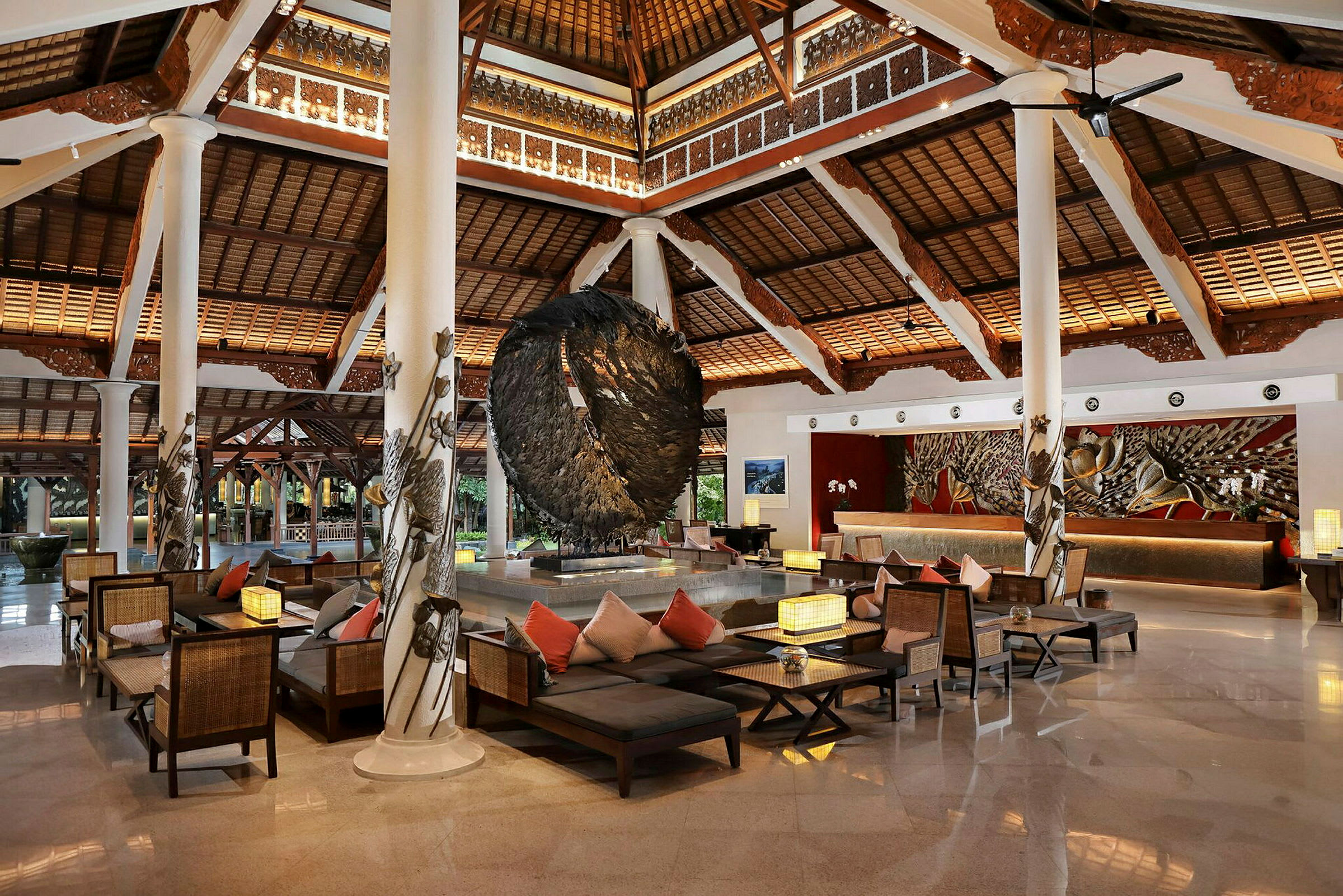 Tyylikäs hotelliaula, jossa on korkea katto, istuma-alueita ja koristeellisia yksityiskohtia. (Tekoälyn luoma teksti)