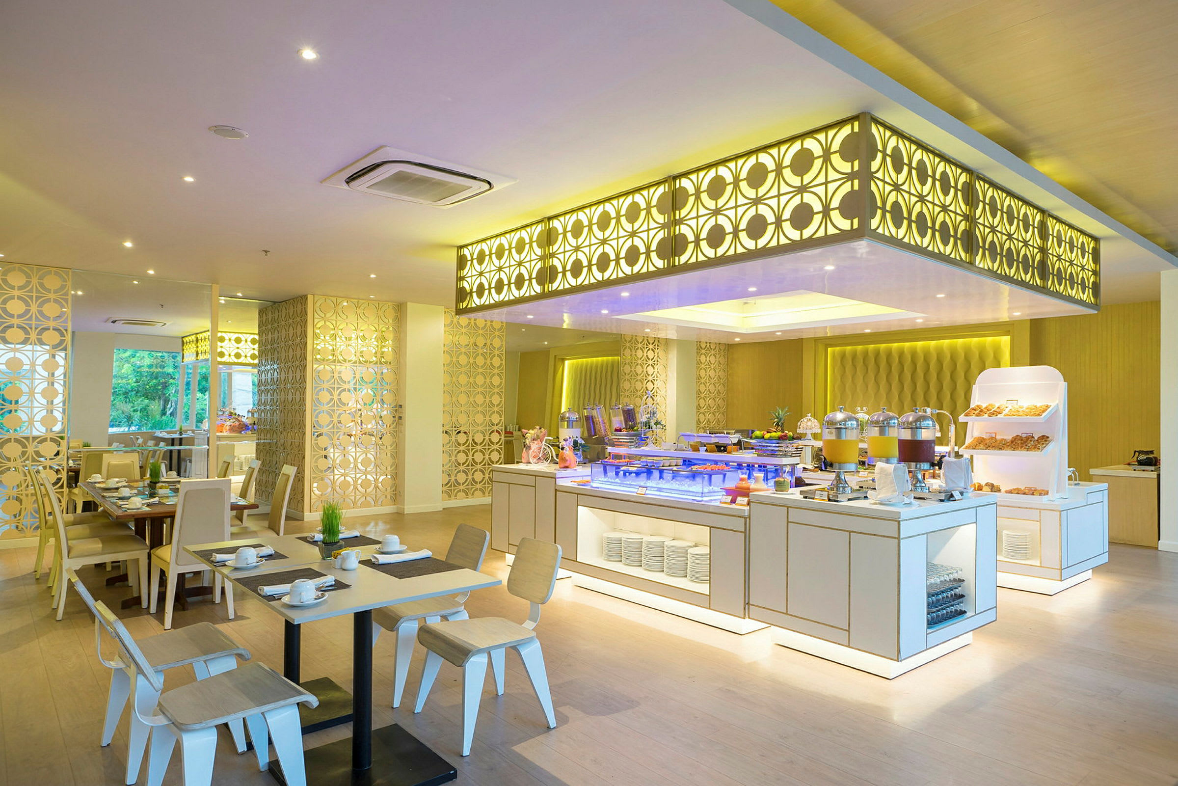 Valoisa ja tyylikäs buffet-alue, jossa on valaistu katto ja modernit kalusteet. (Tekoälyn luoma teksti)