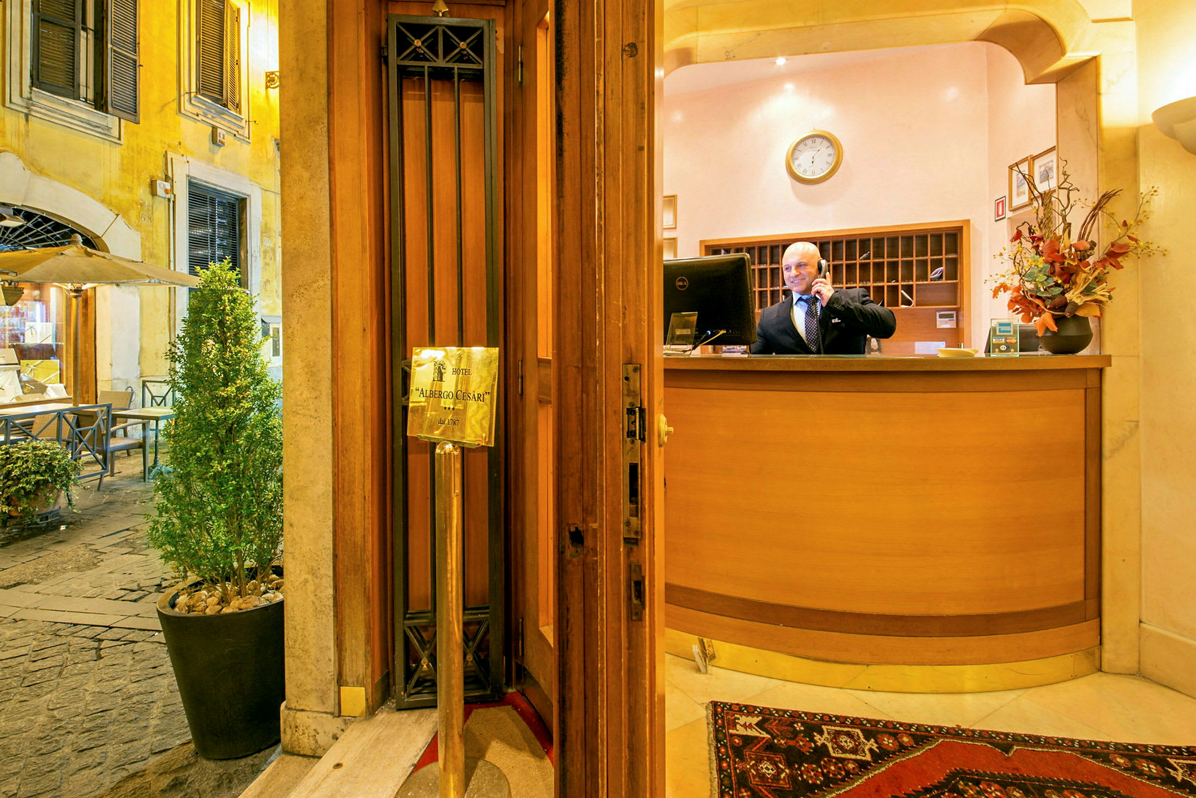 Hotel Albergo Cesarin sisäänkäynti vastaanoton ja ympäröivän sisustuksen kera. (Tekoälyn luoma teksti)