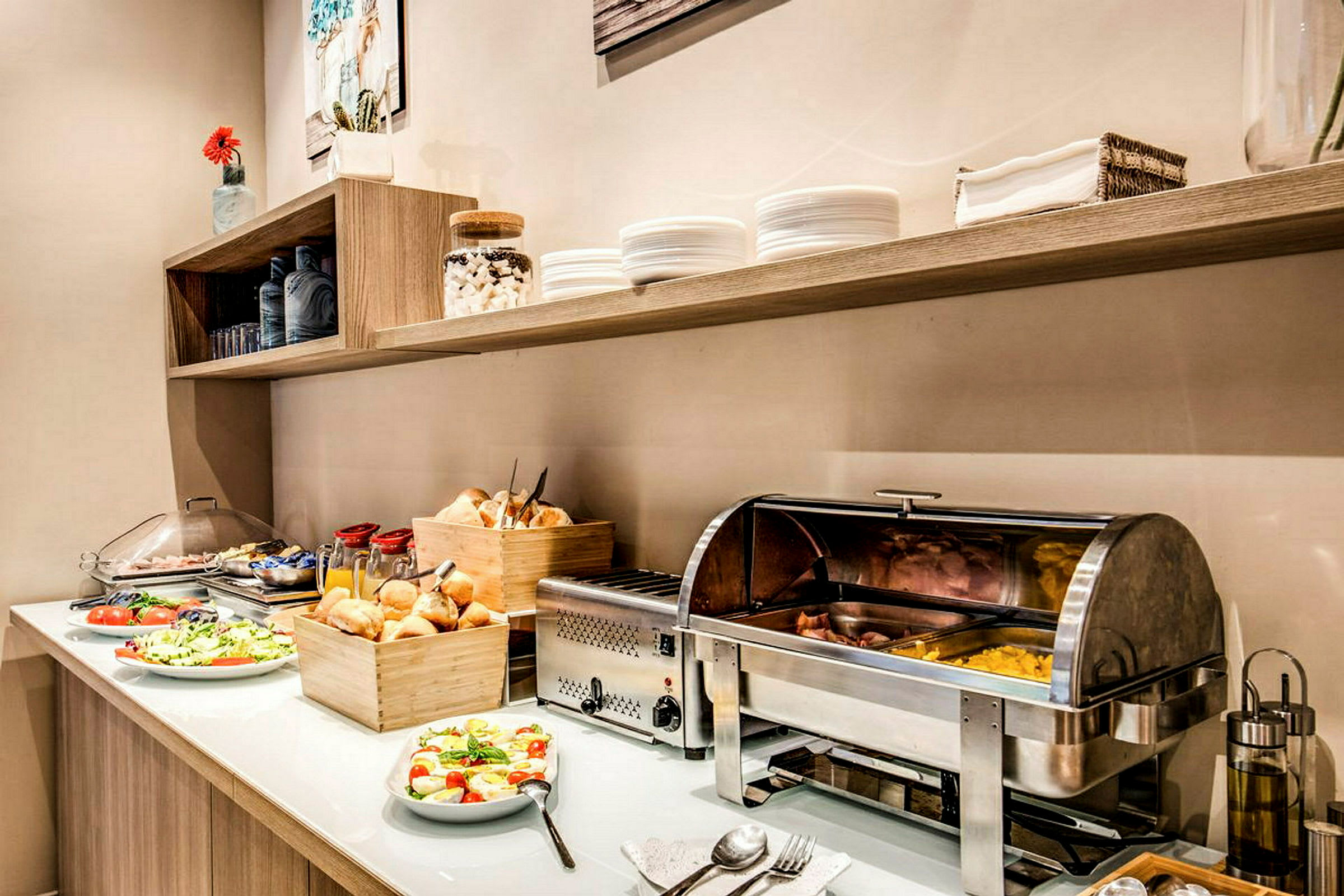 Buffet, jossa on erilaisia ruokavaihtoehtoja, mukaan lukien vihanneksia, leipää ja lämpimiä ruokia. (Tekoälyn luoma teksti)